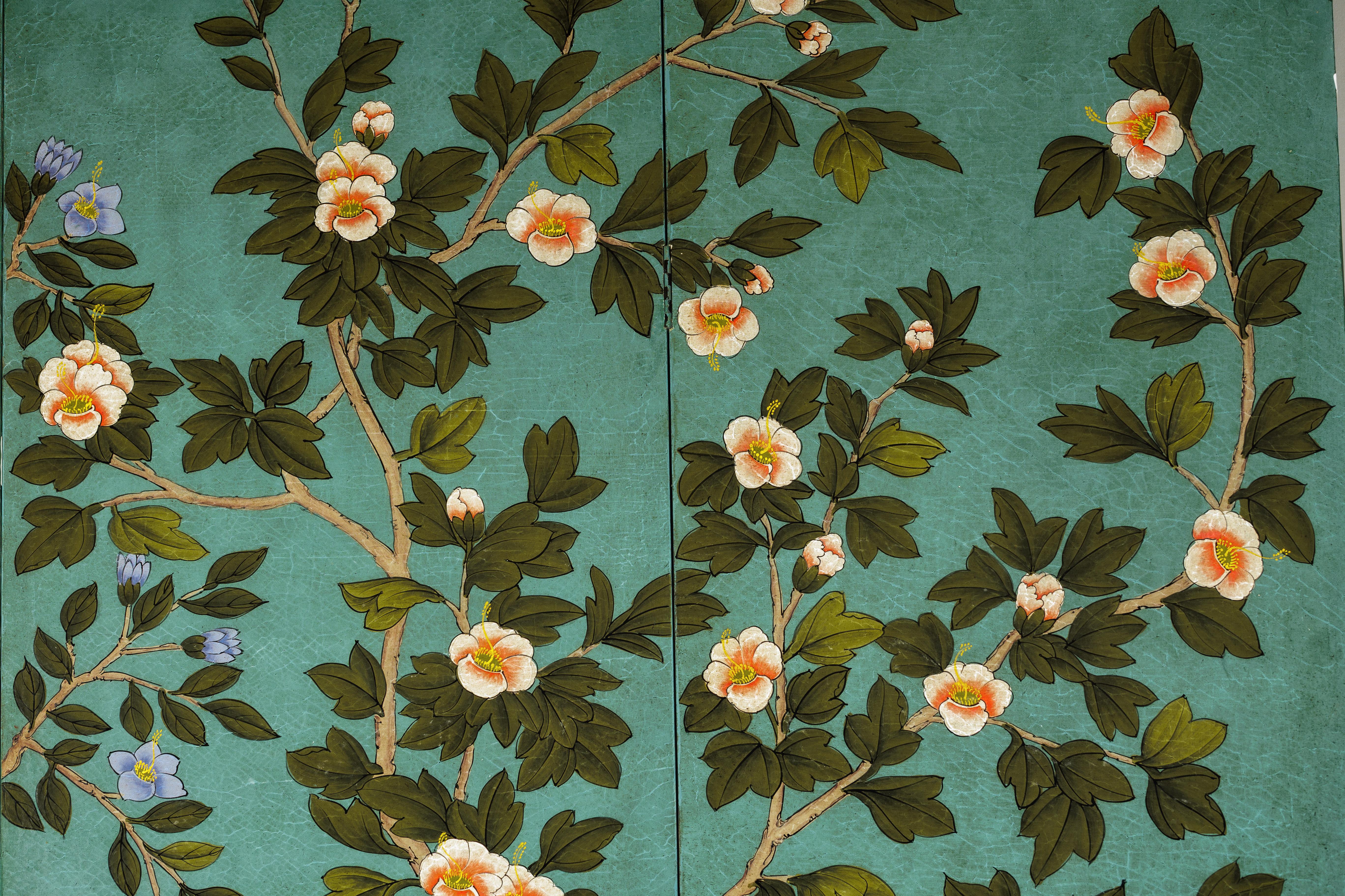 Paravent chinois à quatre panneaux avec fleurs peintes à la main sur fond sarcelle en vente 8