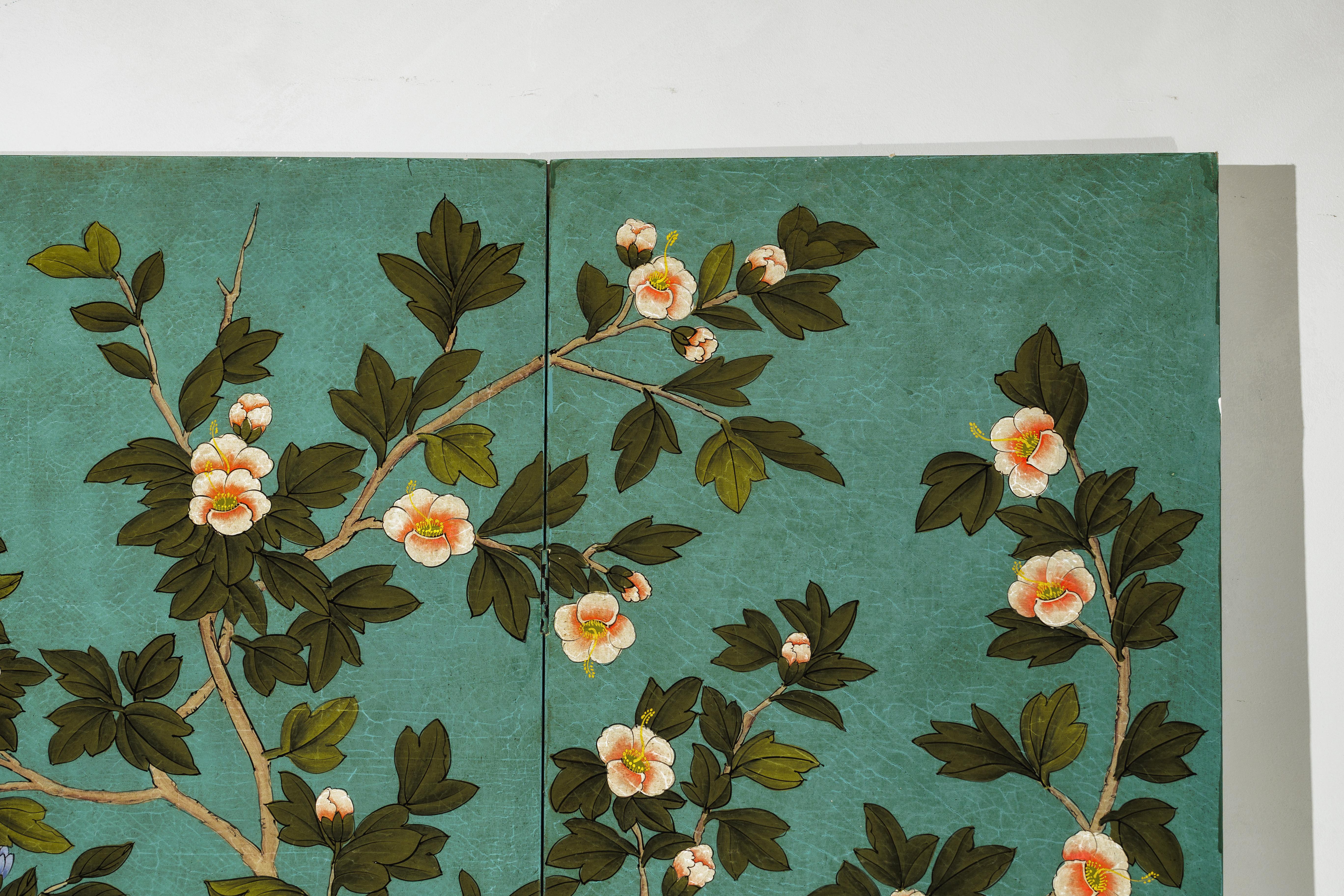 Paravent chinois à quatre panneaux avec fleurs peintes à la main sur fond sarcelle en vente 9