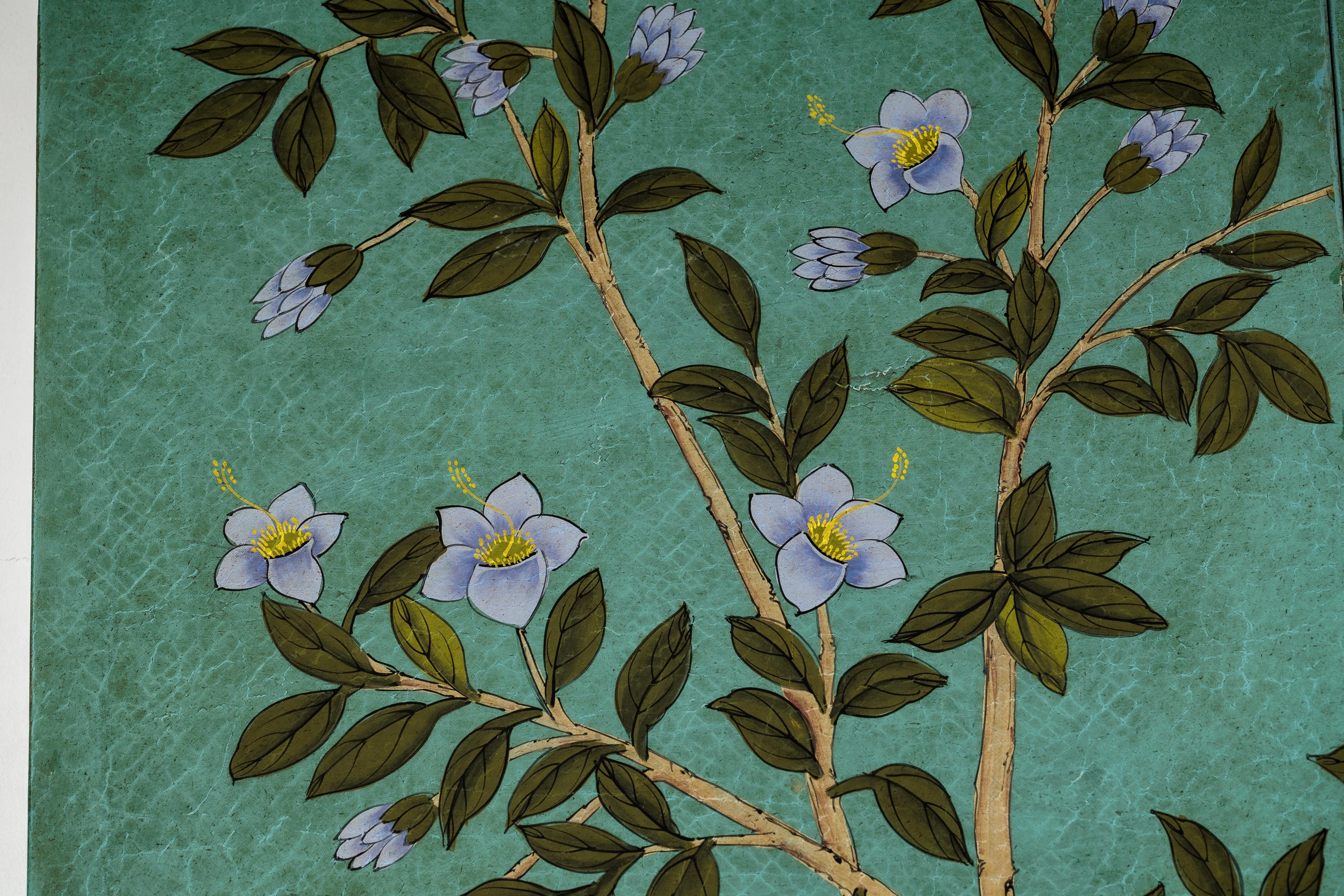 Paravent chinois à quatre panneaux avec fleurs peintes à la main sur fond sarcelle en vente 10
