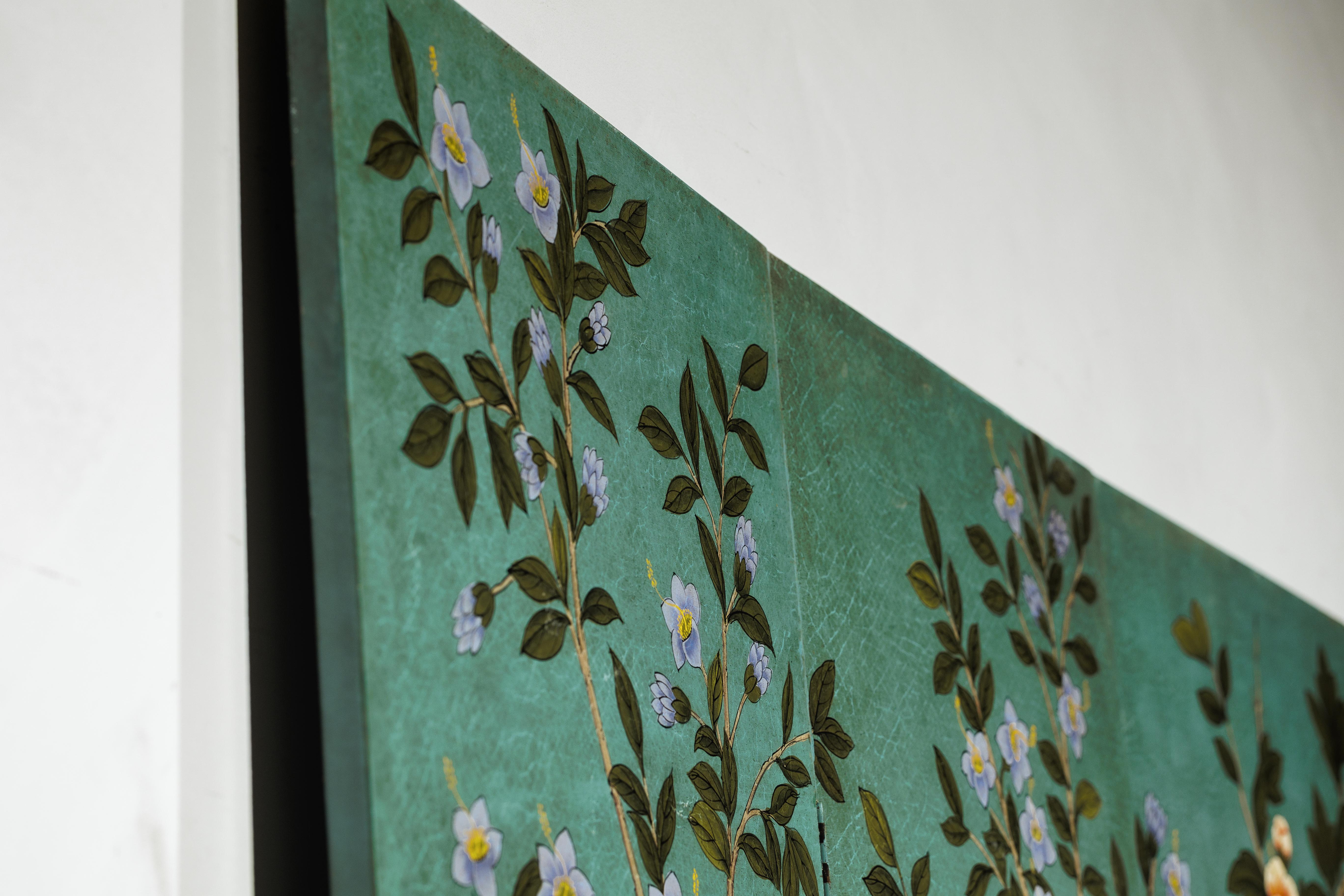 Paravent chinois à quatre panneaux avec fleurs peintes à la main sur fond sarcelle en vente 11