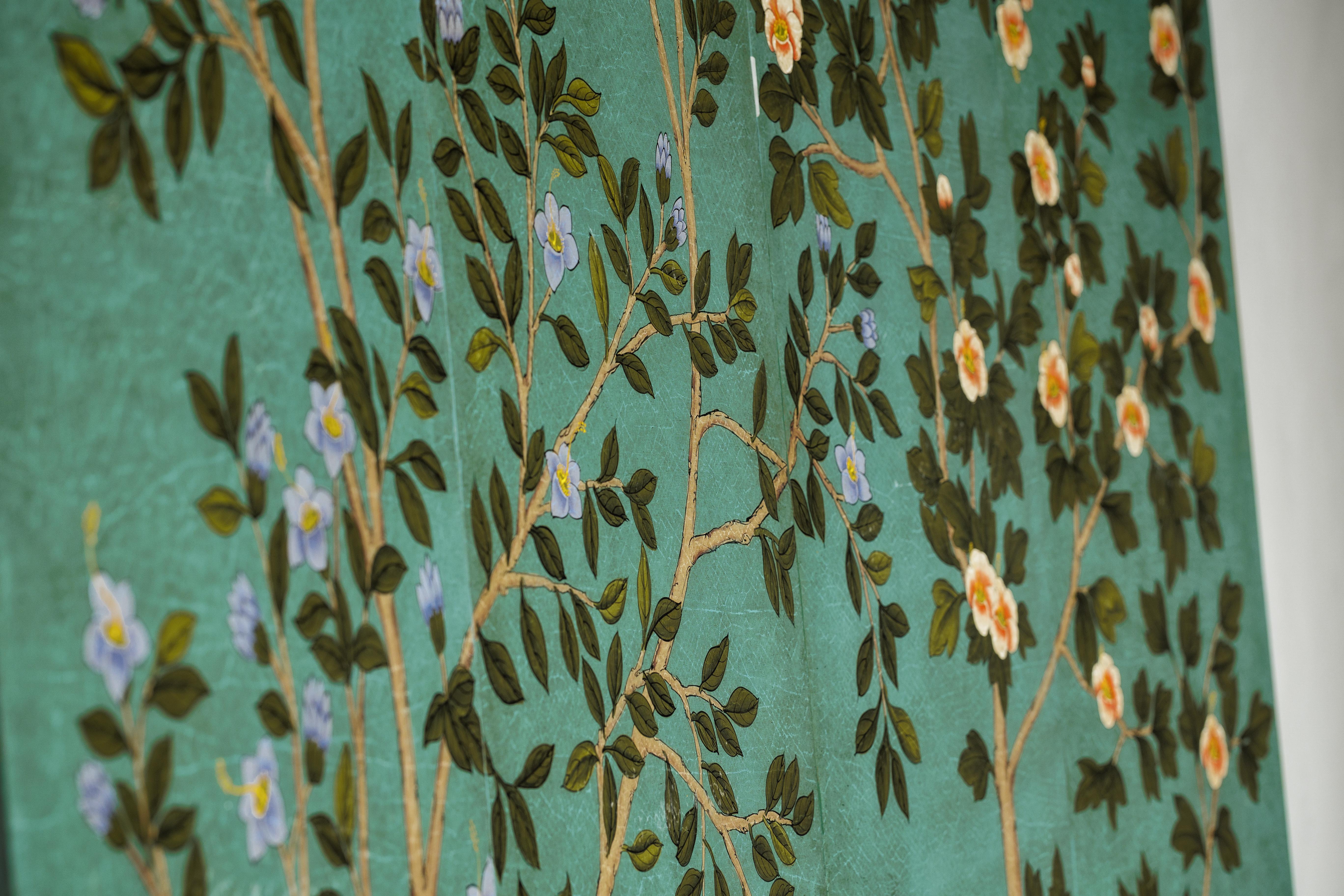 Paravent chinois à quatre panneaux avec fleurs peintes à la main sur fond sarcelle en vente 12