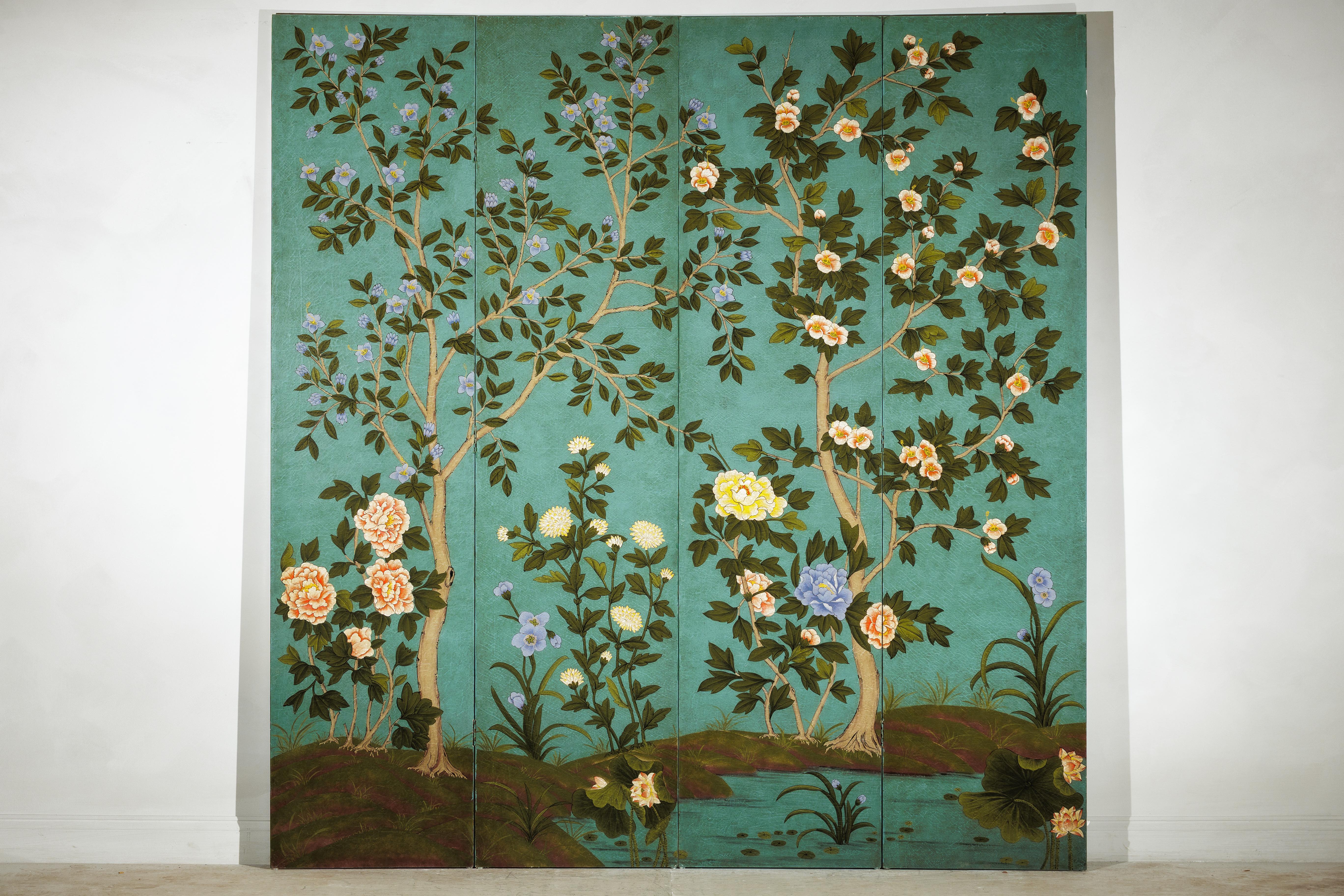 Ce paravent chinois vintage à quatre panneaux présente une scène de jardin poétique peinte à la main sur un fond sarcelle nuancé - un mélange harmonieux de bleu et de vert qui varie magnifiquement avec la lumière. La couleur offre une riche toile de