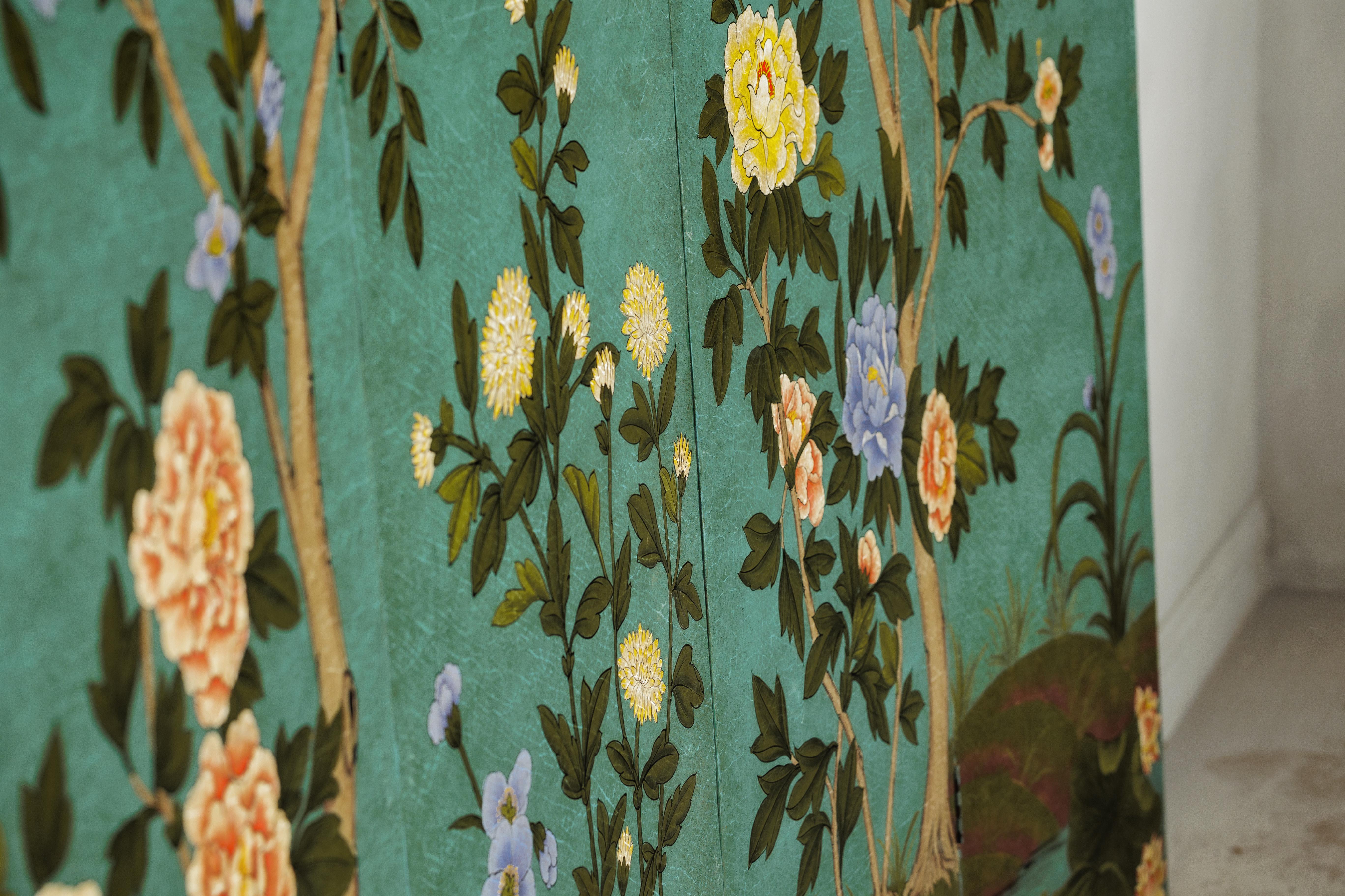Paravent chinois à quatre panneaux avec fleurs peintes à la main sur fond sarcelle en vente 13