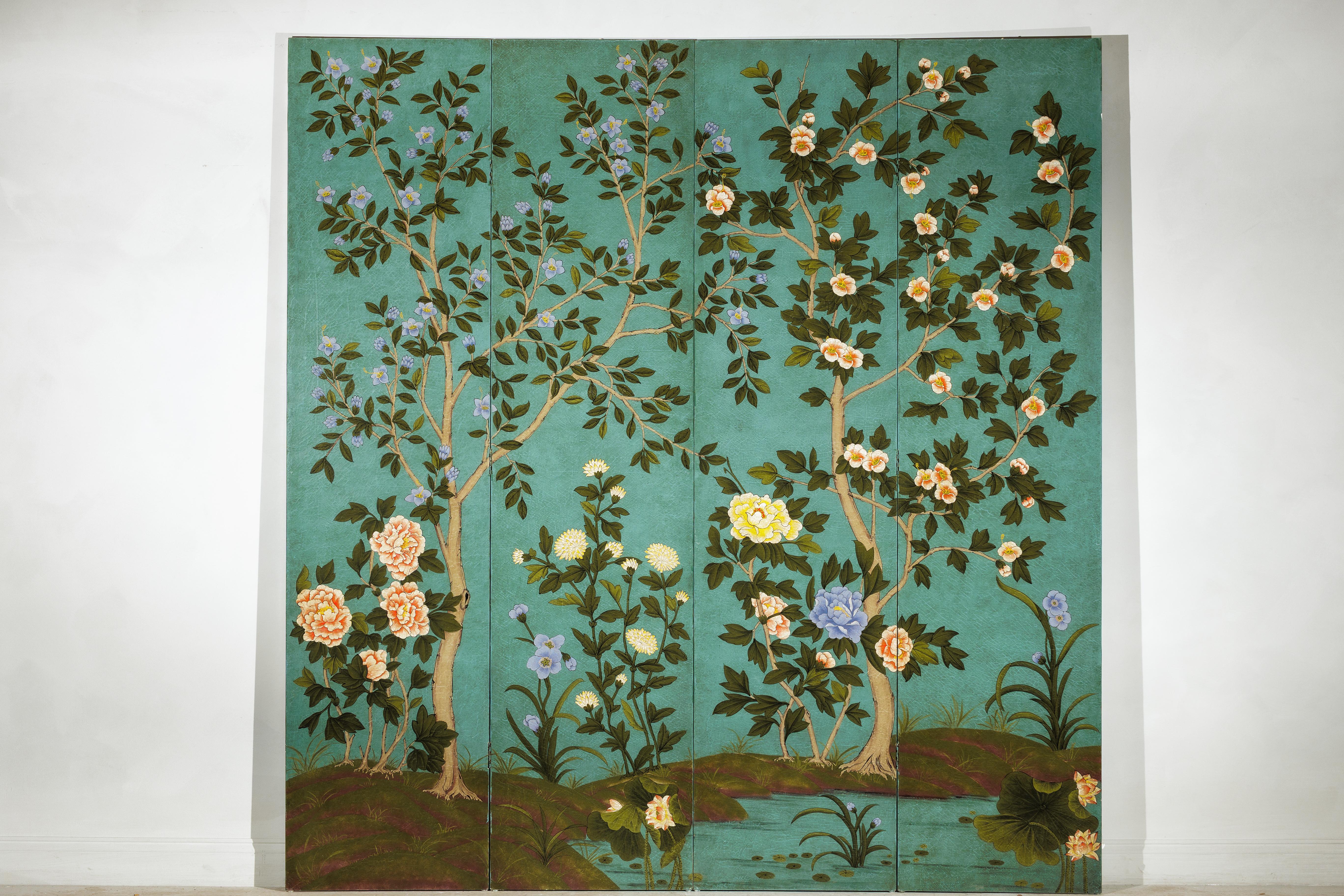 Chinois Paravent chinois à quatre panneaux avec fleurs peintes à la main sur fond sarcelle en vente
