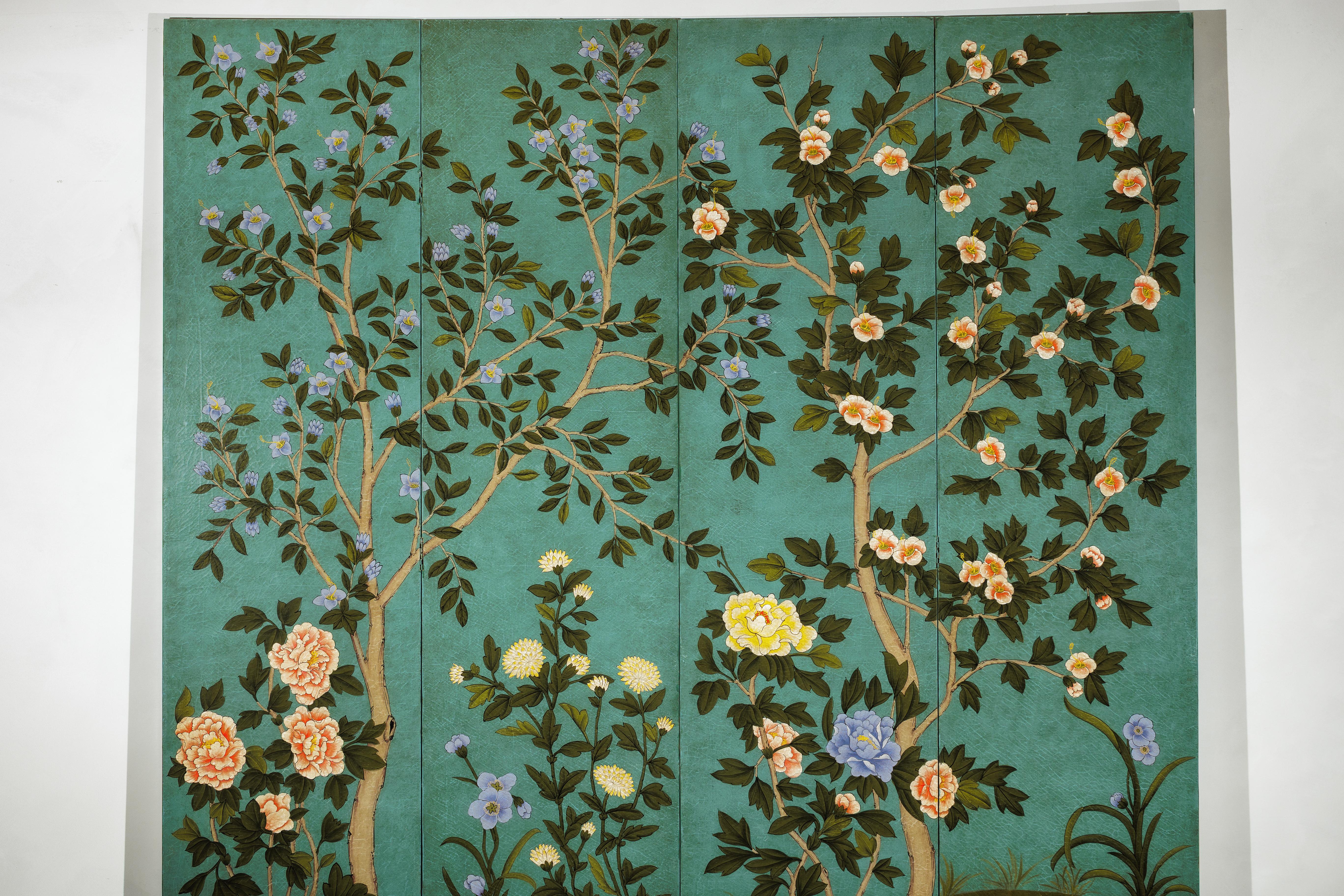 Laqué Paravent chinois à quatre panneaux avec fleurs peintes à la main sur fond sarcelle en vente