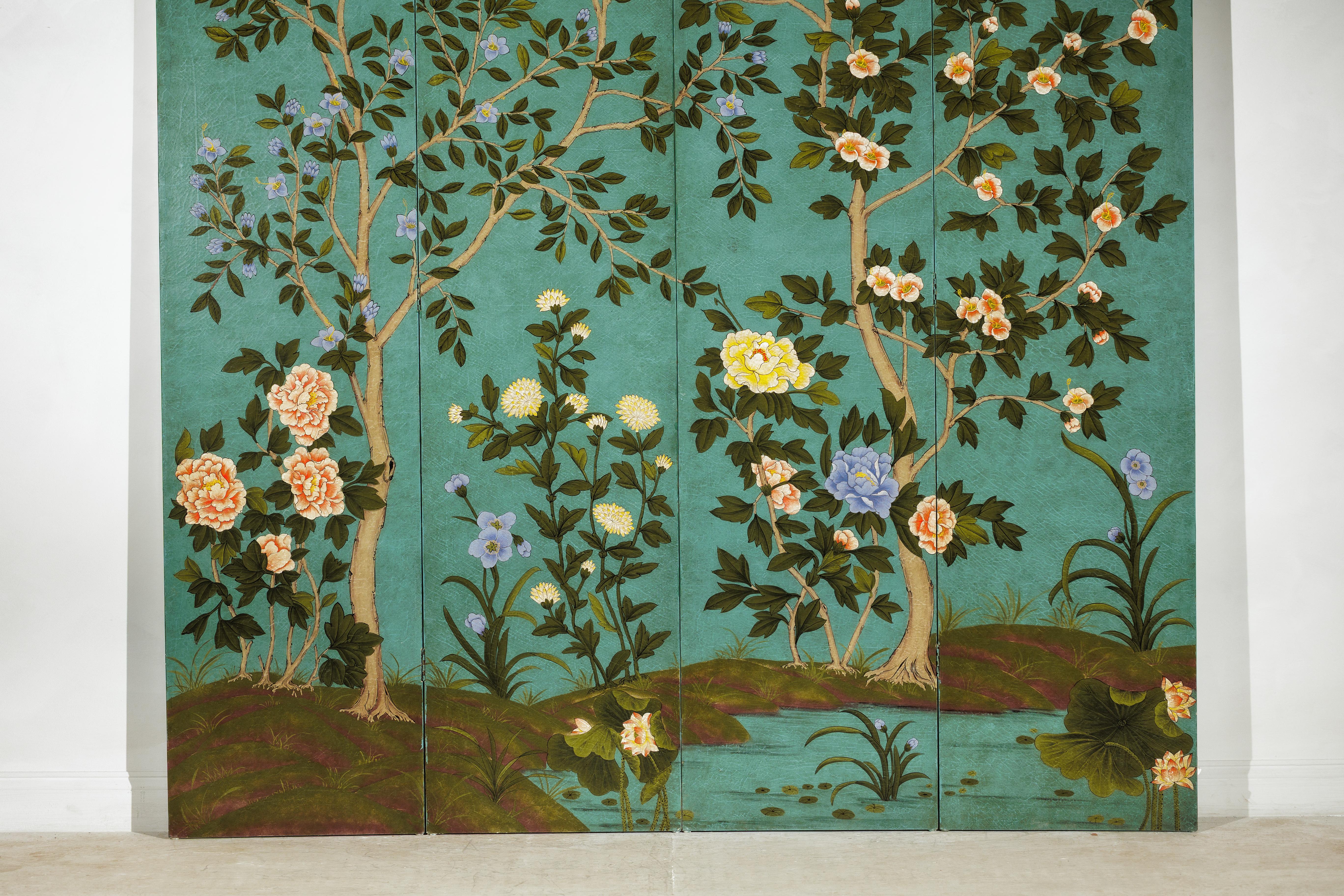 Paravent chinois à quatre panneaux avec fleurs peintes à la main sur fond sarcelle Bon état - En vente à Yonkers, NY