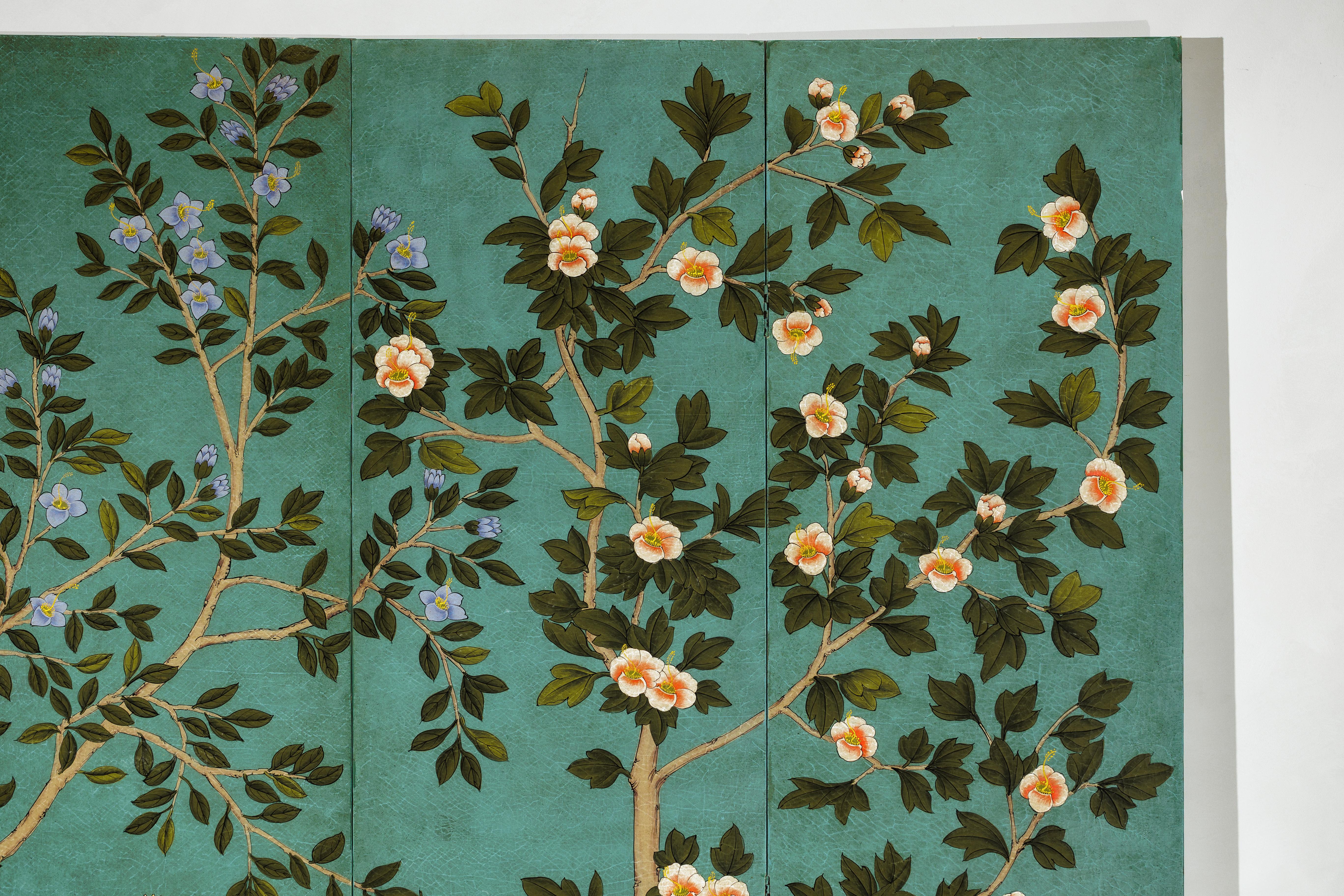 Cuir Paravent chinois à quatre panneaux avec fleurs peintes à la main sur fond sarcelle en vente