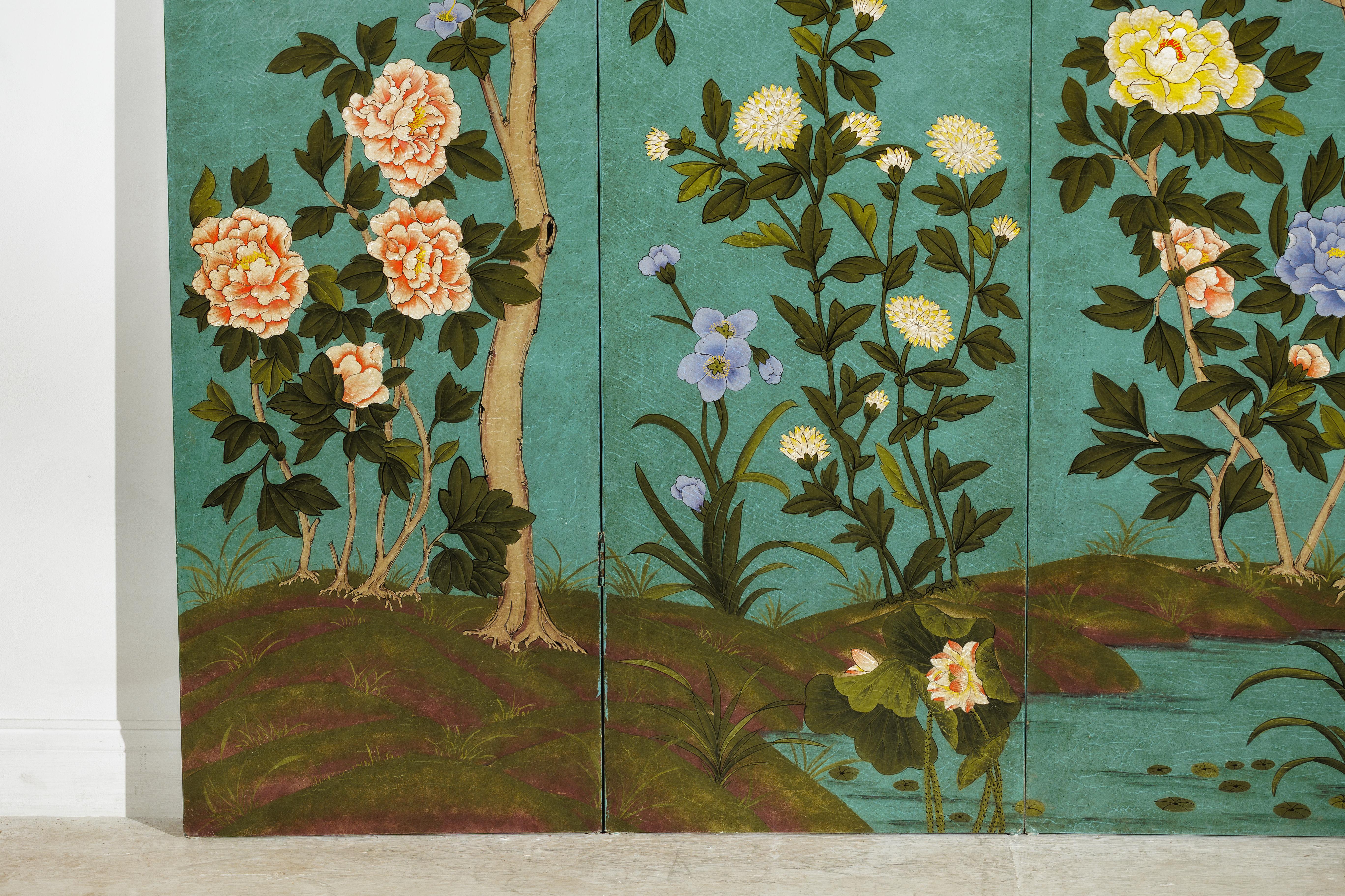 Paravent chinois à quatre panneaux avec fleurs peintes à la main sur fond sarcelle en vente 1