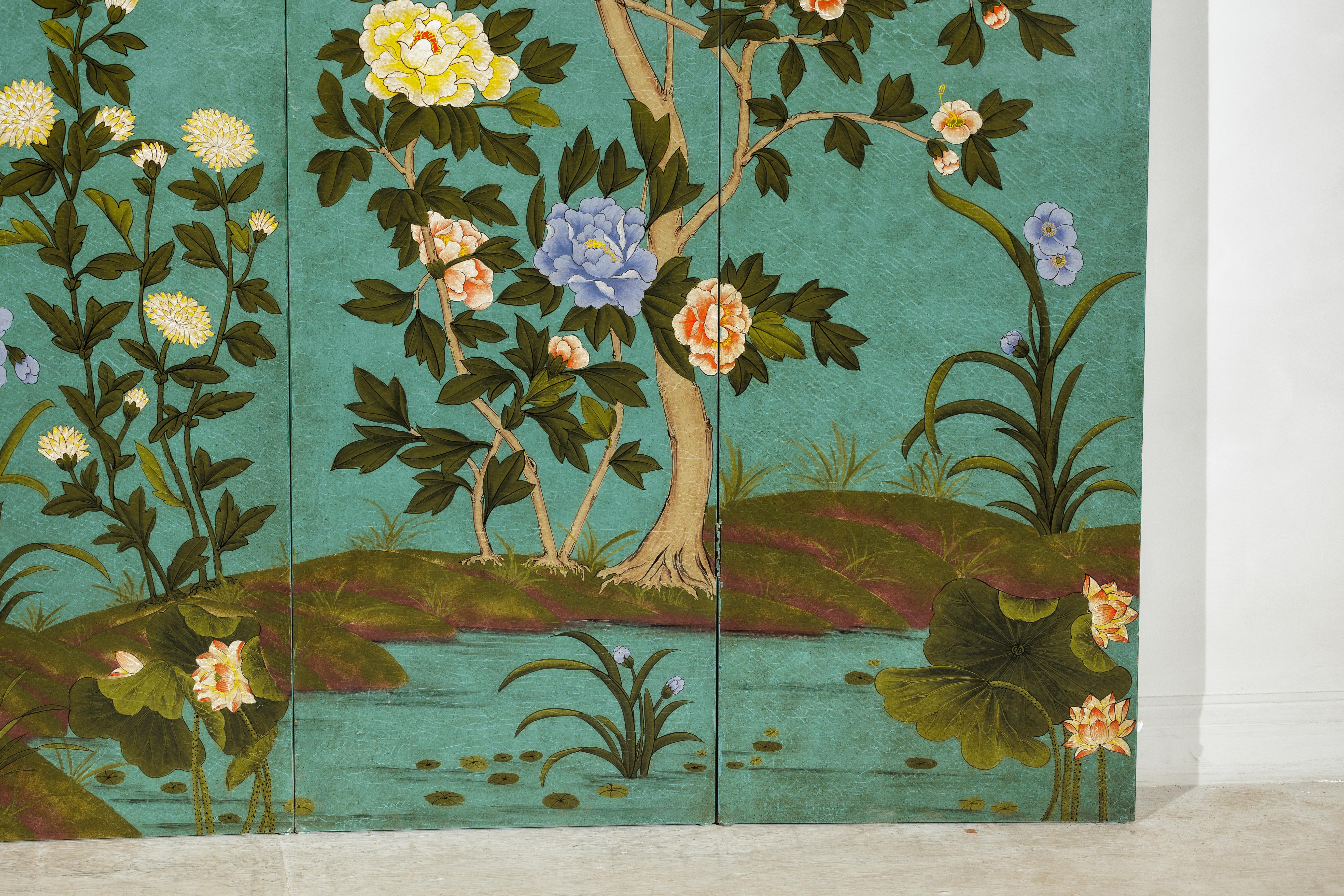 Paravent chinois à quatre panneaux avec fleurs peintes à la main sur fond sarcelle en vente 2
