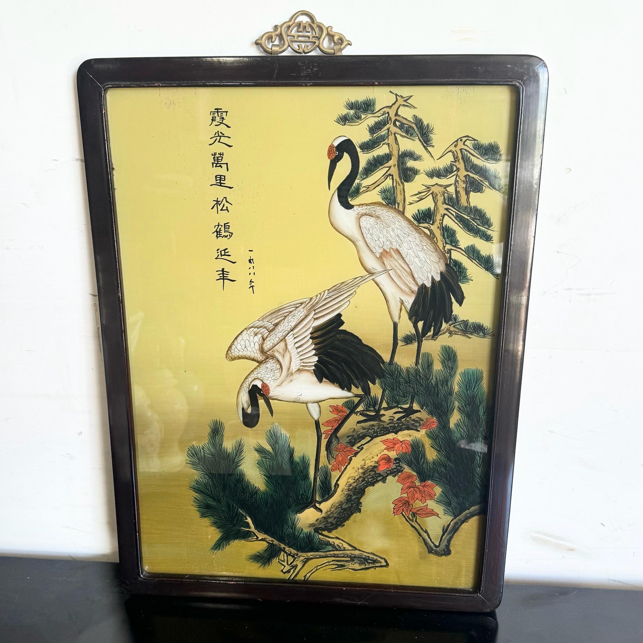 Añade un toque de elegancia a tu decoración con esta obra de arte china enmarcada en cristal pintado al revés con garzas. Los intrincados detalles y los vibrantes colores dan vida a la serena escena, convirtiéndola en un complemento perfecto para