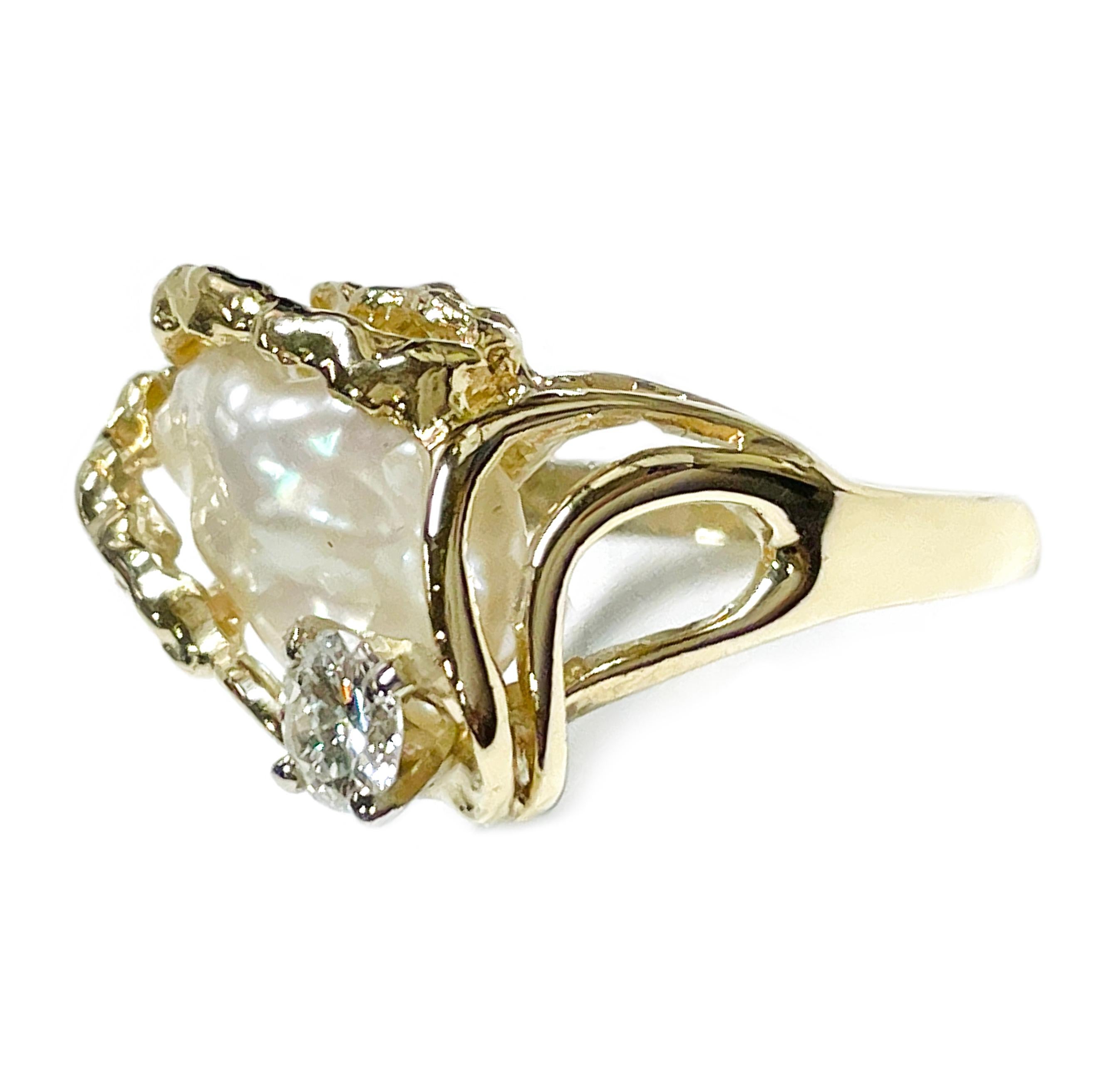 14 Karat Chinesisch Süßwasser Perle Diamant Ring. Der Ring ist mit einer organisch geformten chinesischen Süßwasserperle in Lünettenfassung und einem runden Diamanten in Zackenfassung besetzt. Der Ring mit geteiltem Band hat ein organisches Aussehen