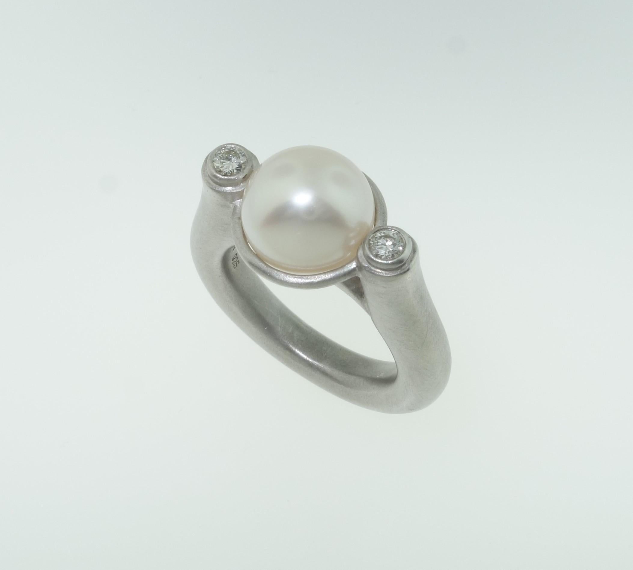 Modern Chinese freshwater Pearl Diamond Ring For Sale