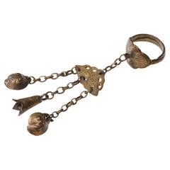 Anillo chino con amuleto de fruta y flor, c. 1900