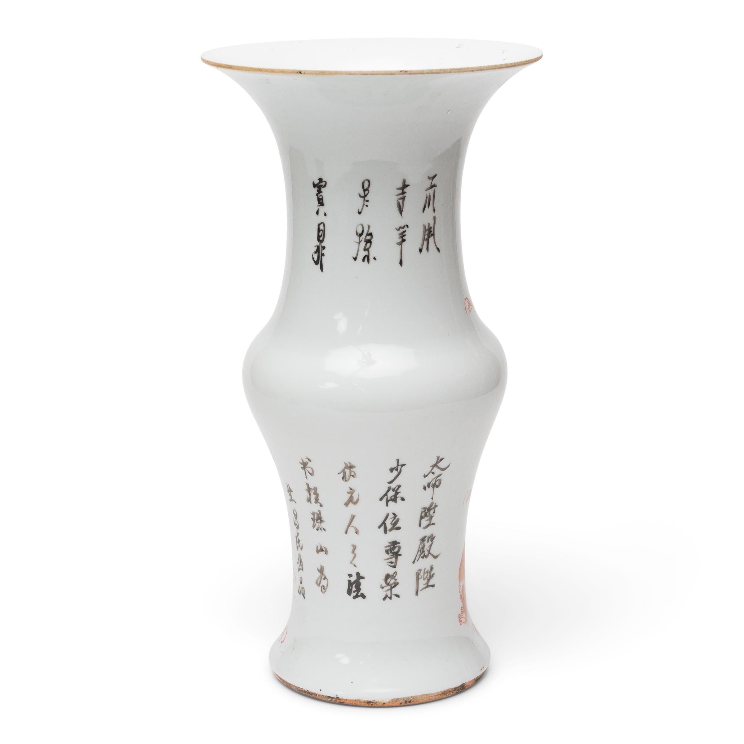 Questo vaso di porcellana dell'inizio del XX secolo è scolpito secondo la classica silhouette della coda di fenice e decorato su tutti i lati con mitici leoni fu. Conosciuti anche come shizi o foo dog, i fu leoni sono ritenuti protettori benevoli