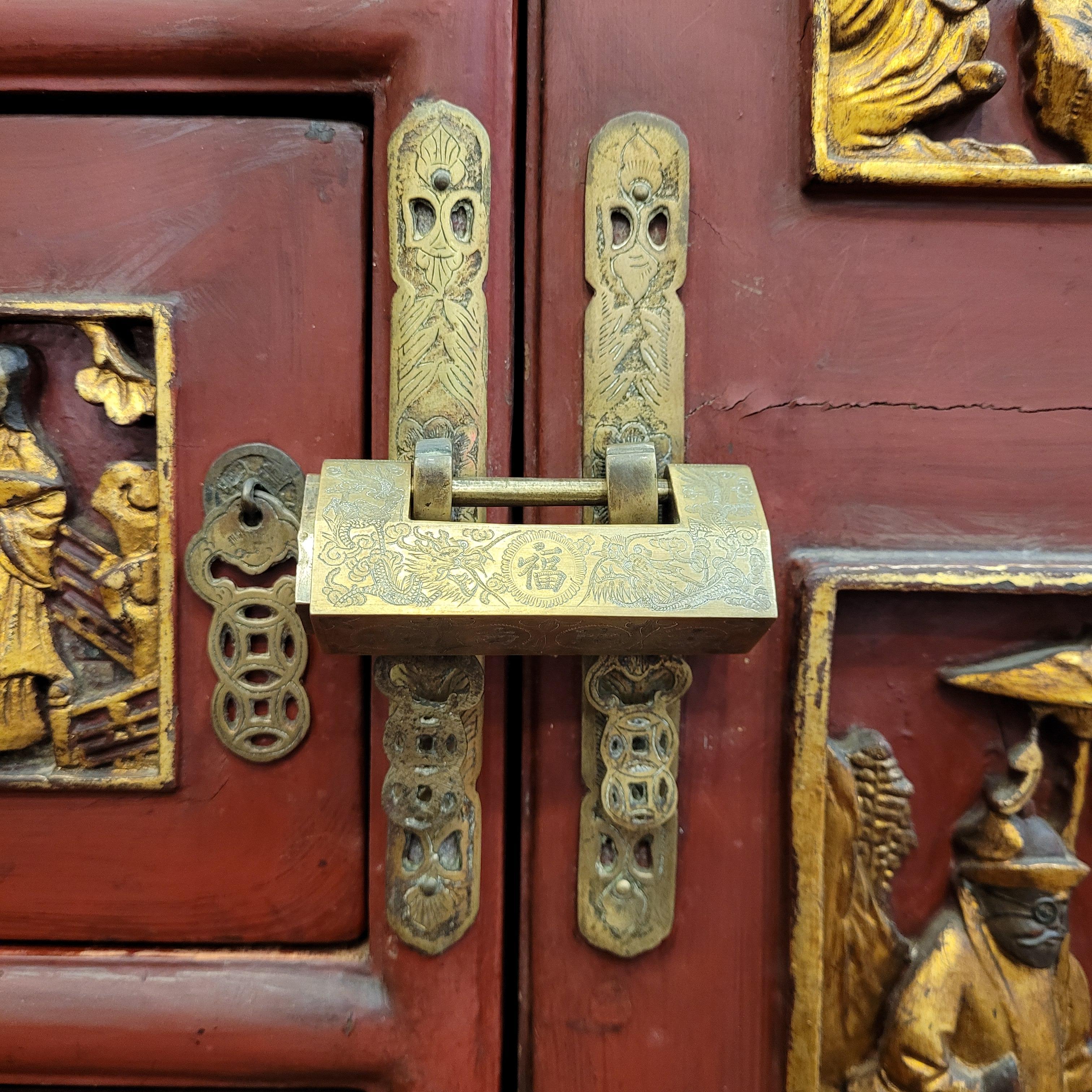 Chinese furniture “Ningbo Cabinet”, carved, lacquered and gilded wood 3