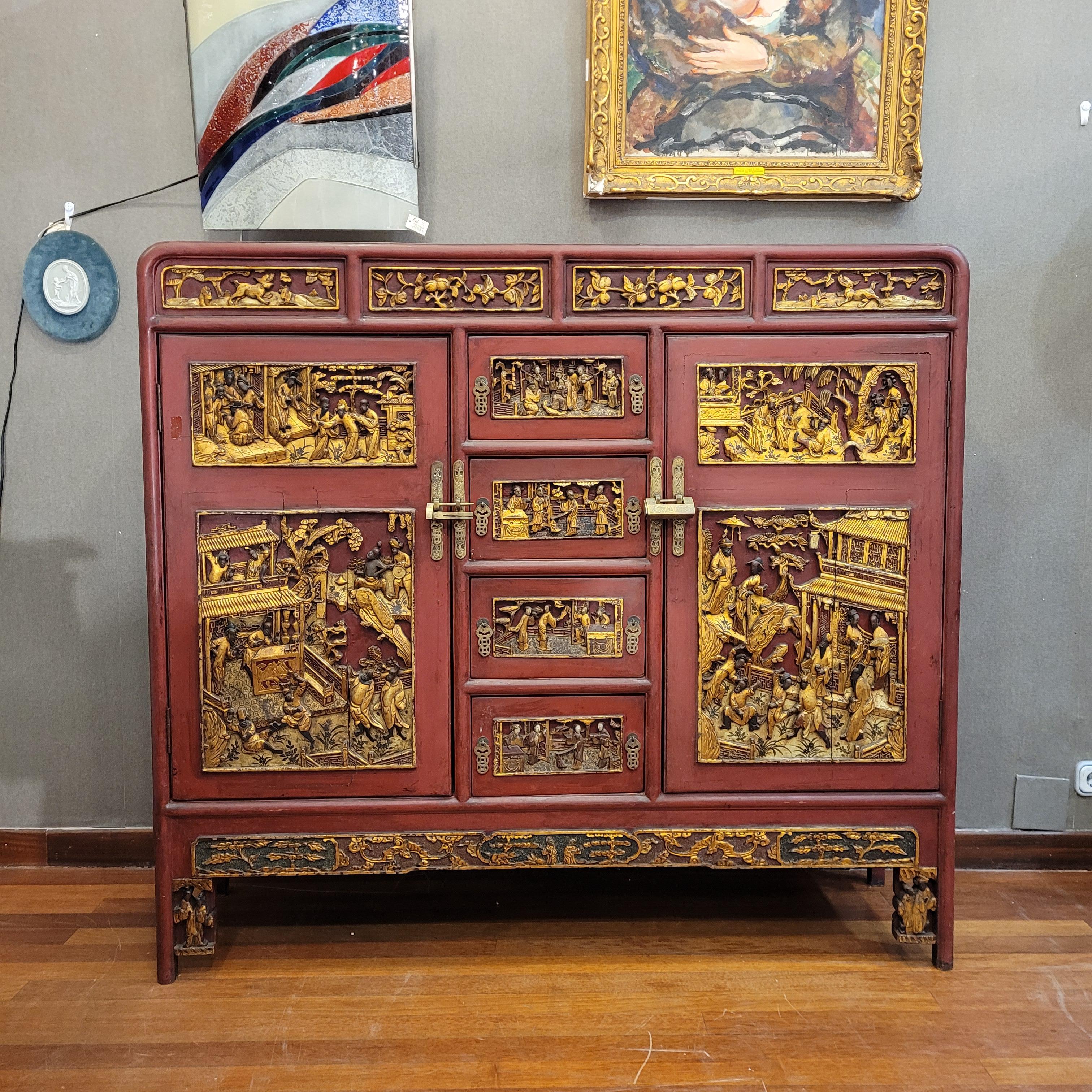 One of a kind Chinese furniture “Ningbo Cabinet”, carved, lacquered and gilded wood, ff. 19th century - China
Large cabinet or sideboard from the late 19th century, original from the city of Ningbo, China. Made of lacquered, carved and gilded wood.