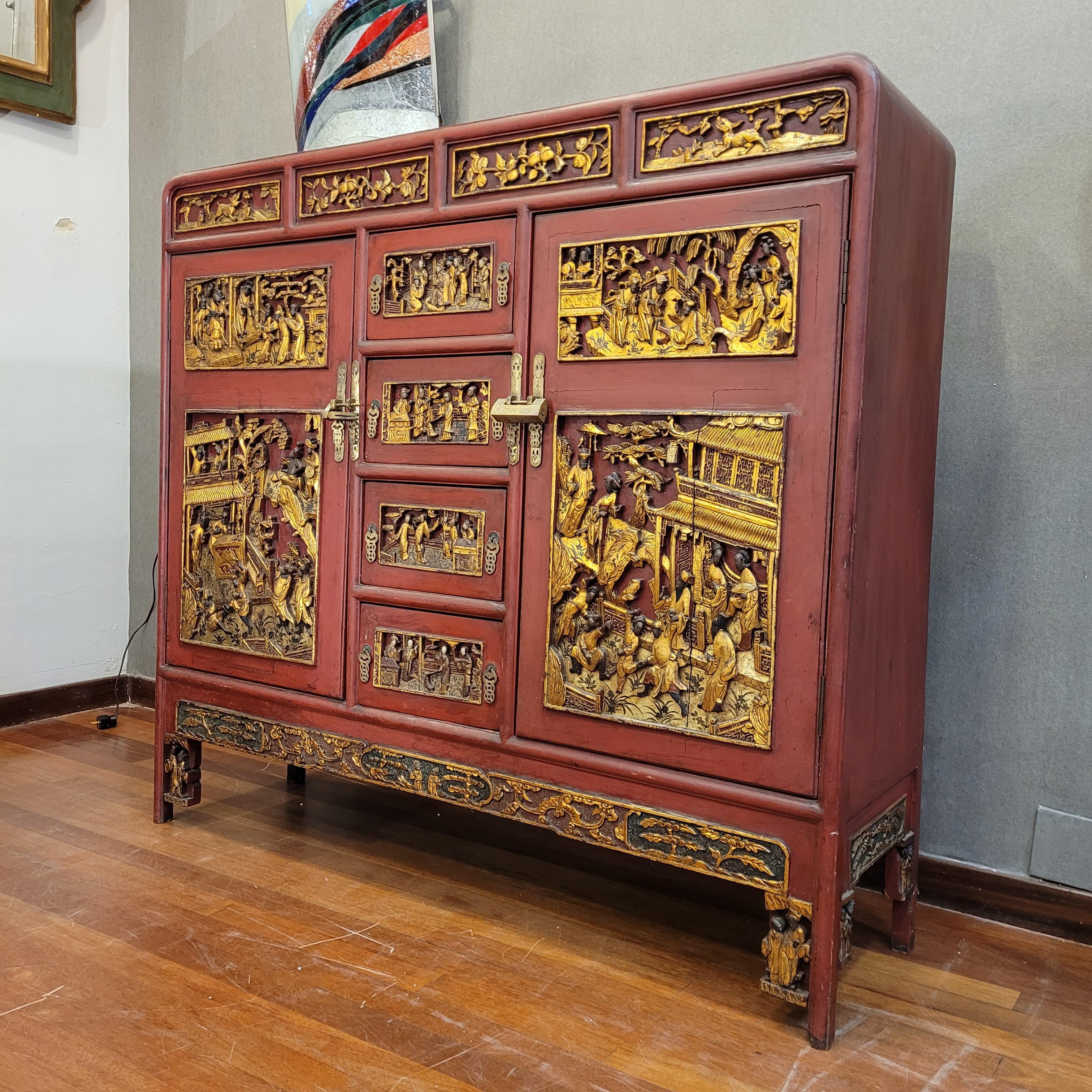 Chinese furniture “Ningbo Cabinet”, carved, lacquered and gilded wood In Good Condition In Valladolid, ES