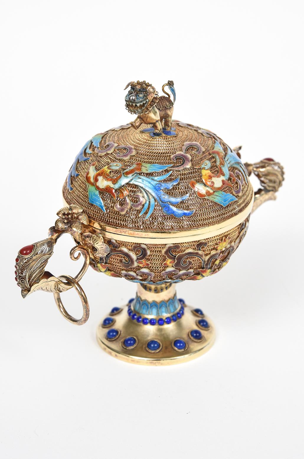 Incensiere figurato d'esportazione cinese del XX secolo in argento dorato con smalto cloisonné e Jewell, incensiere coperto e composto con manici floreali. Sapientemente realizzato in oro massiccio vermeil con un'eccezionale lavorazione in filigrana