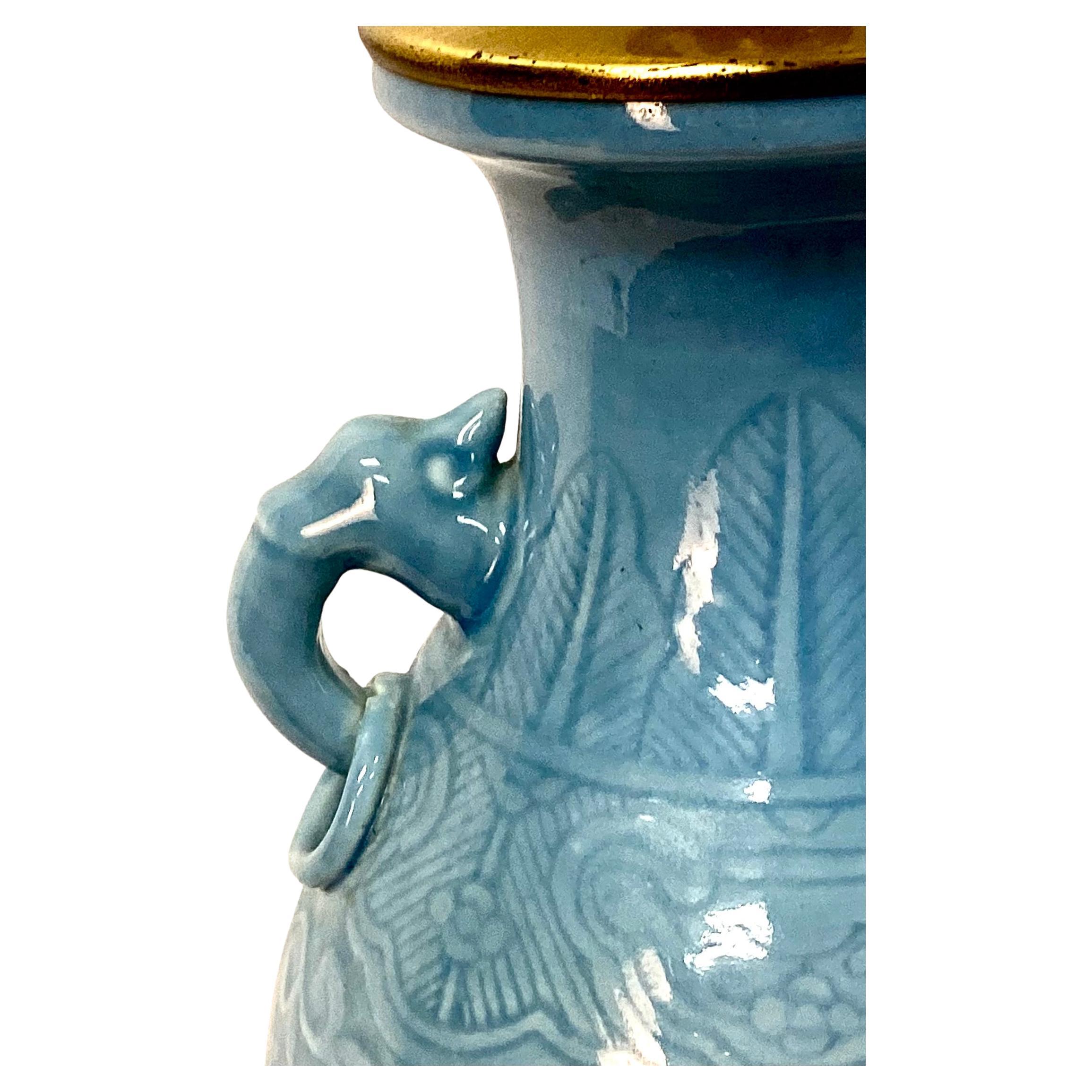 Chinesische Lampe aus Celadon-Porzellan mit vergoldetem Messingbeschlägen (20. Jahrhundert) im Angebot