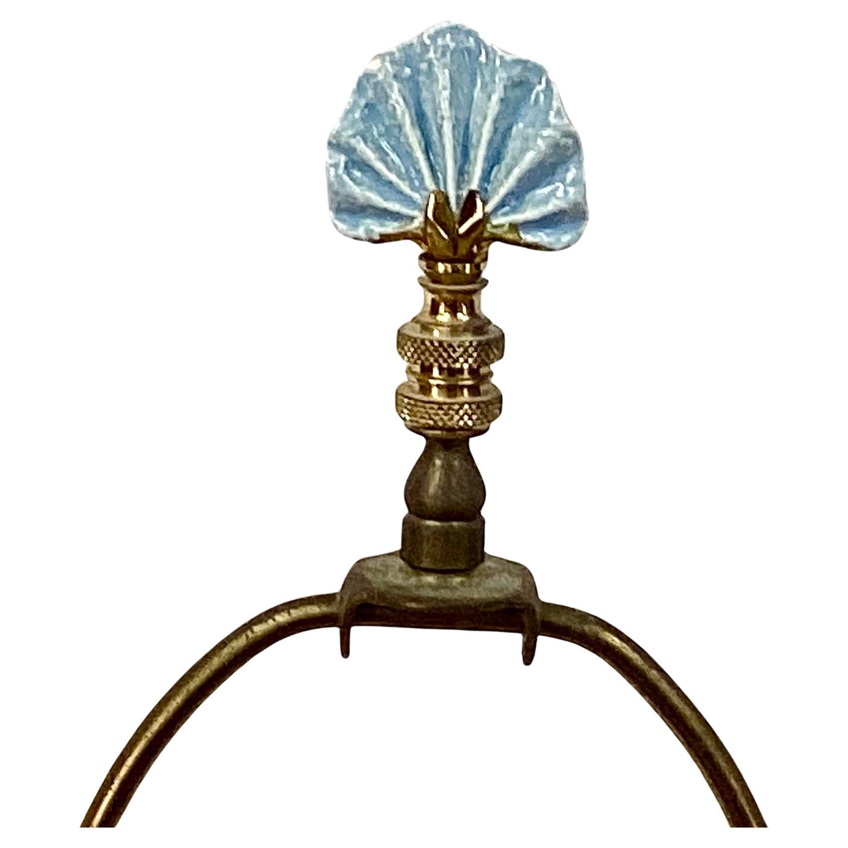 20ième siècle  Lampe chinoise en porcelaine céladon montée sur laiton doré en vente