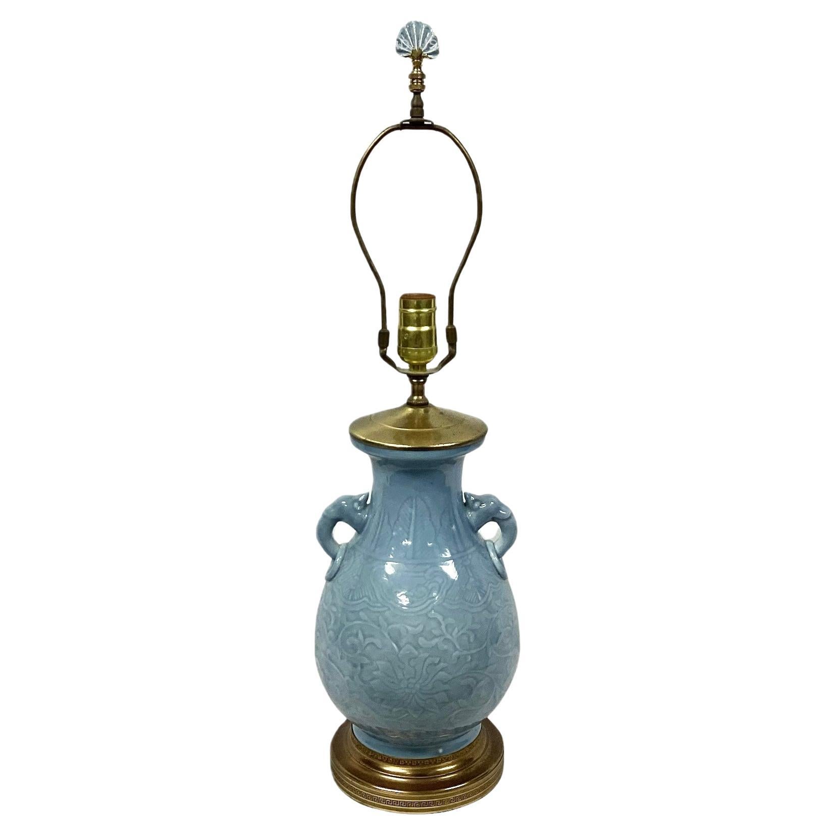  Chinesische Lampe aus Celadon-Porzellan mit vergoldetem Messingbeschlägen