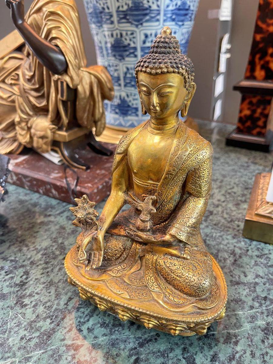 Asiatico Figura di Buddha cinese in bronzo dorato in vendita