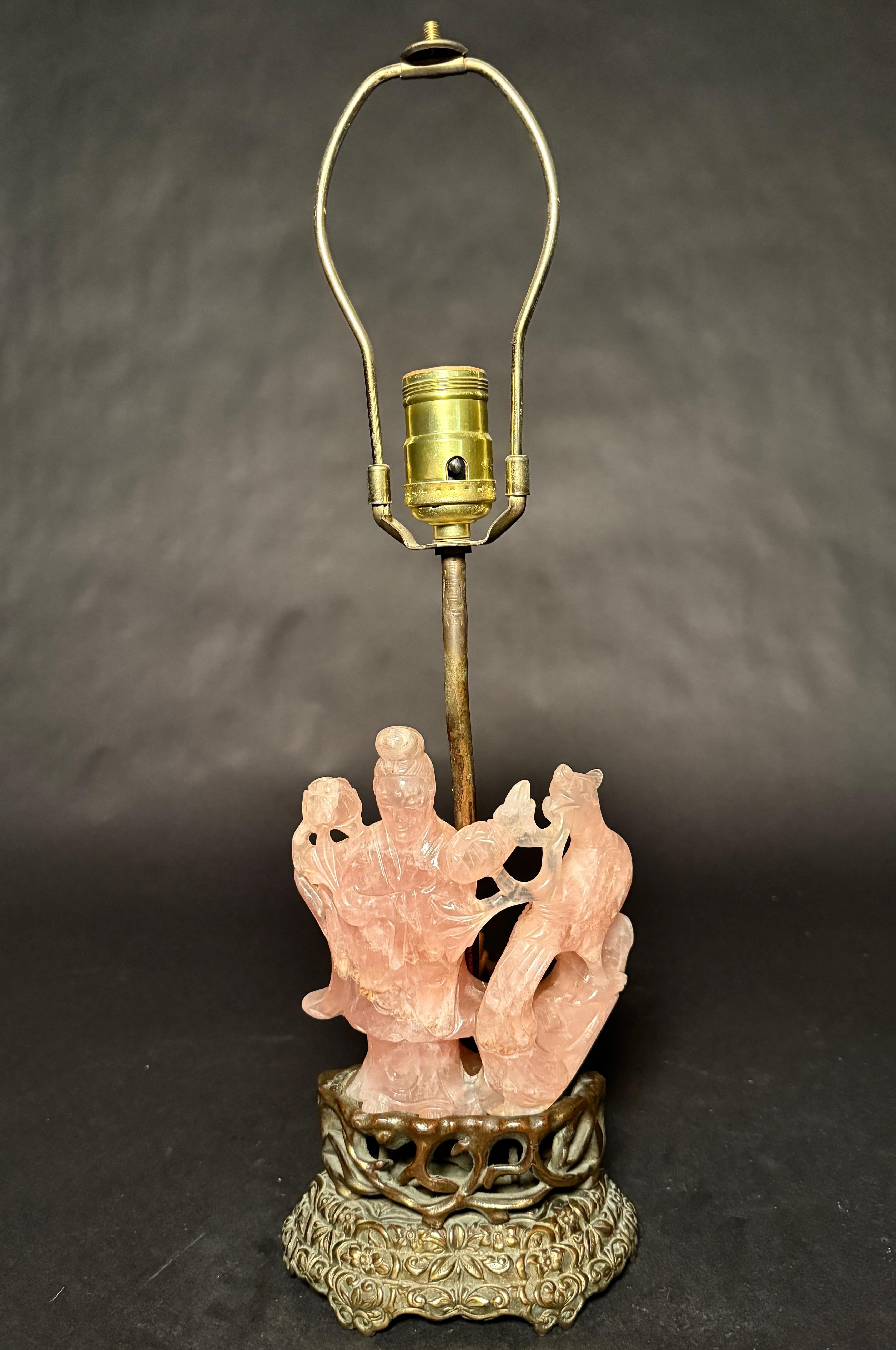 Antica scultura cinese del XIX secolo in quarzo rosa traslucido intagliato e lucidato a mano raffigurante un Guanyin in piedi con uccello fenice, montata su un basamento in bronzo lavorato a mano. Montato come lampada con basso originale in ottone