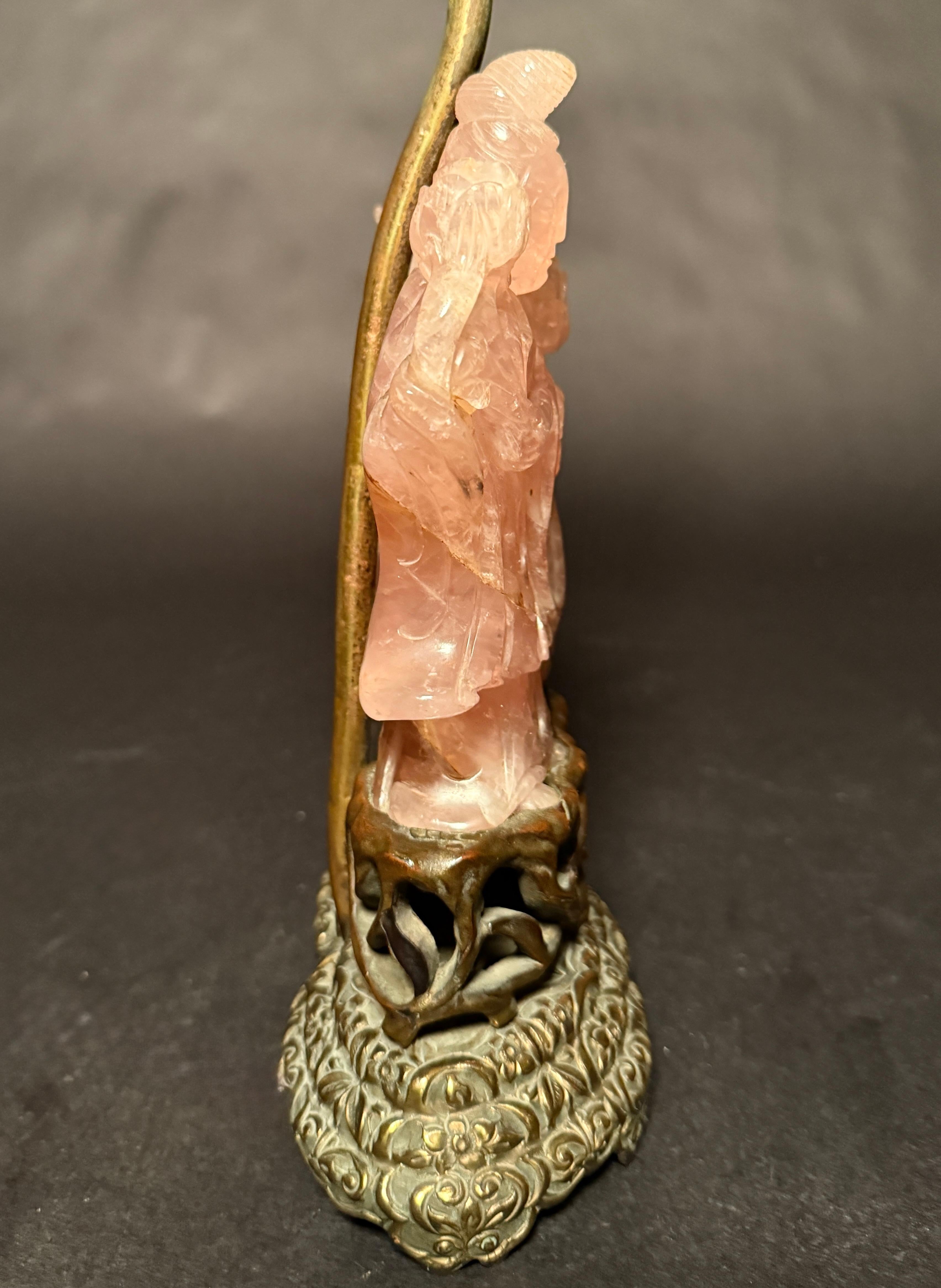 Intagliato a mano Lampada cinese in bronzo dorato con quarzo rosa, 1890 circa in vendita
