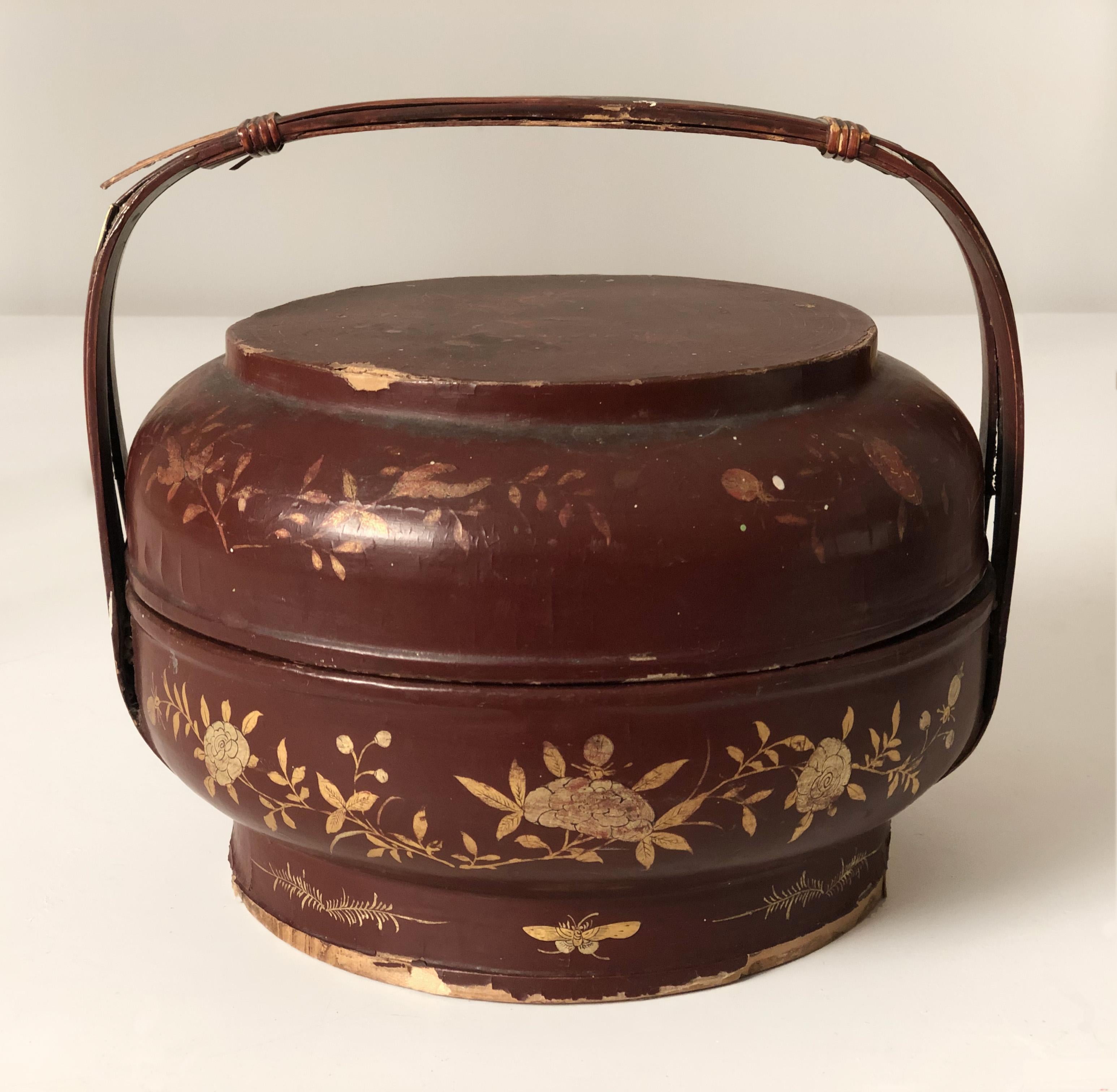 Chinese Gilt Burgundy Lacquer Carrying Box, c. 1900 In Fair Condition For Sale In Stockholm, SE