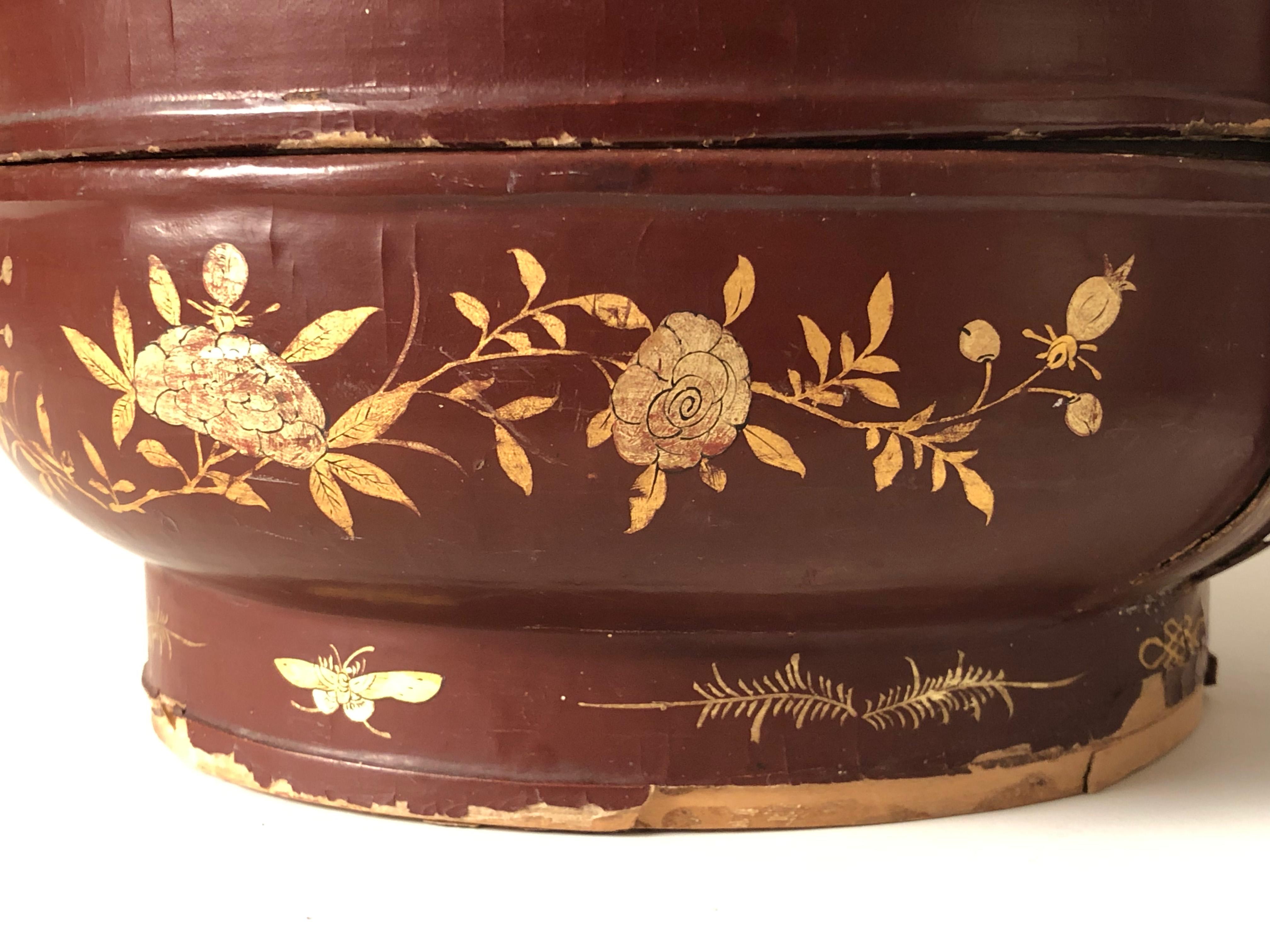 Chinesische vergoldete Burgunderfarbene Lack-Trageschachtel, um 1900 im Zustand „Relativ gut“ im Angebot in Stockholm, SE