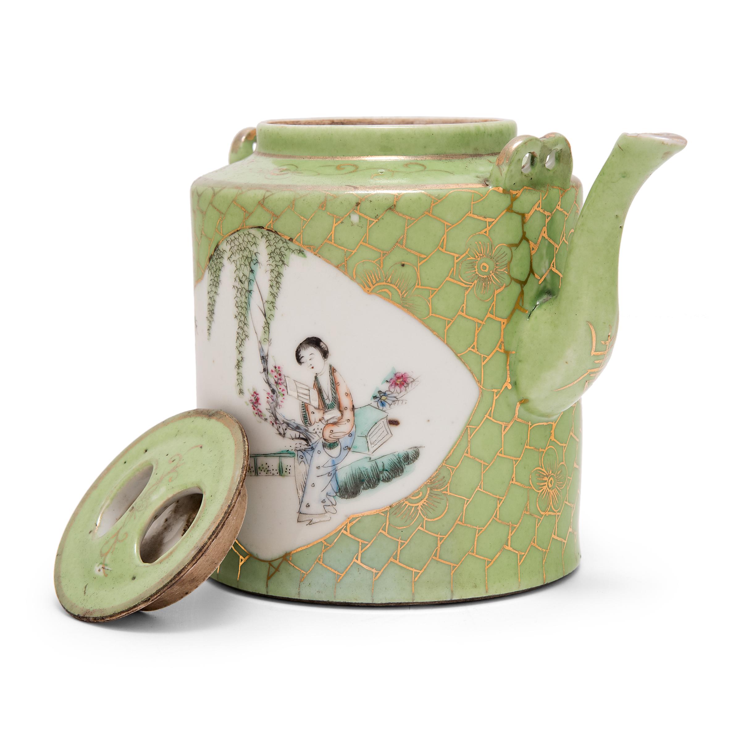 Chinesische vergoldete, grün glasierte Teekanne, um 1900 (Porzellan) im Angebot