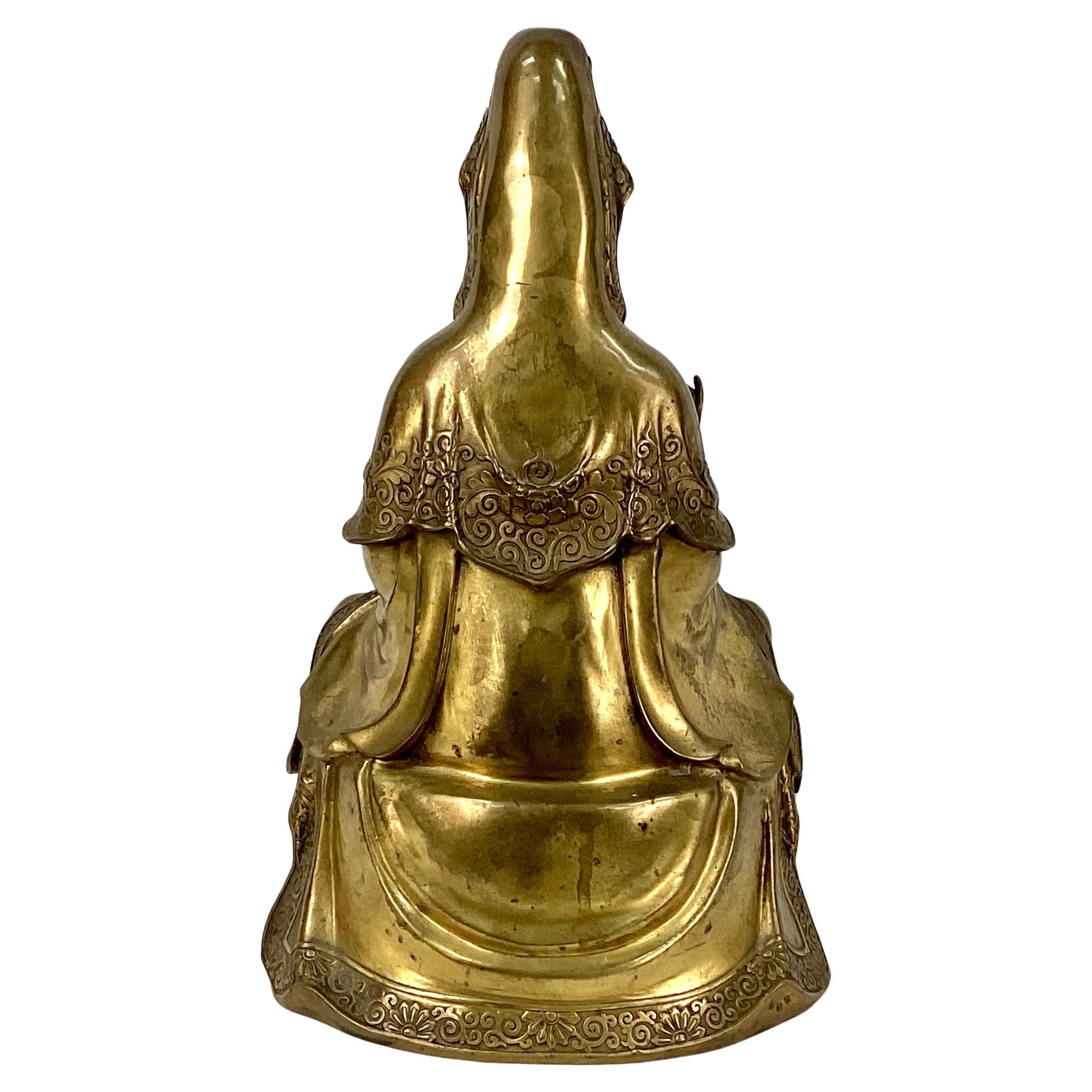 Chinesische vergoldete Guan Yin Buddha Bronze-Skulptur. Die zarten Gesichtszüge, der heitere Ausdruck und die fließenden Gewänder verkörpern die friedliche und mitfühlende Natur von Guan Yin (im chinesischen Buddhismus als Göttin der Barmherzigkeit