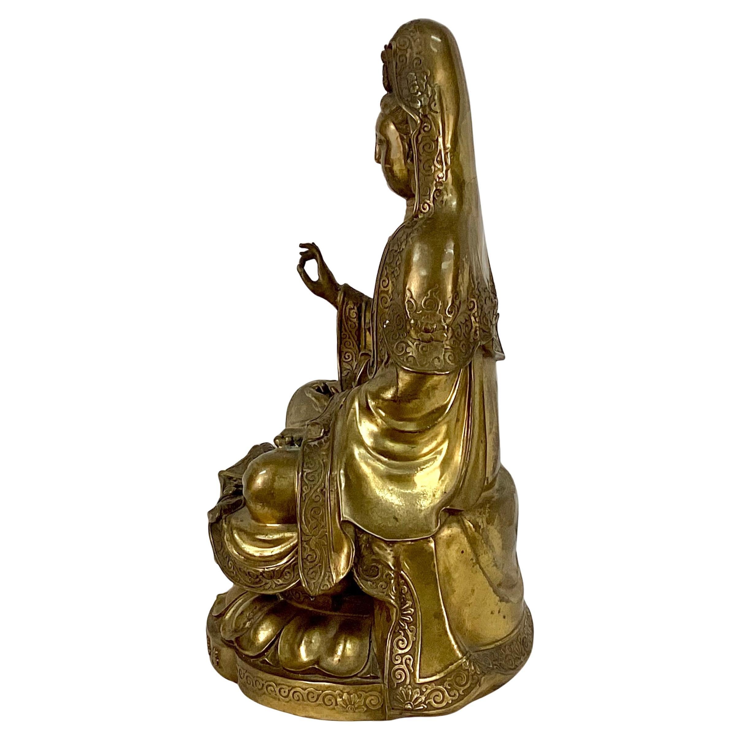 Esportazione cinese Scultura cinese in bronzo dorata del Buddha Guan Yin in vendita