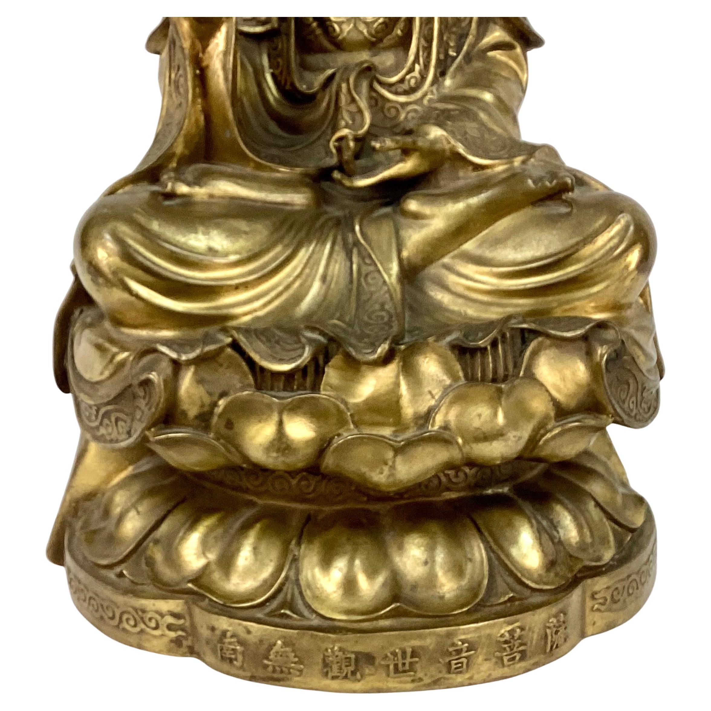 Chinesische vergoldete Guan Yin Buddha-Bronze-Skulptur aus Guan Yin im Angebot 3