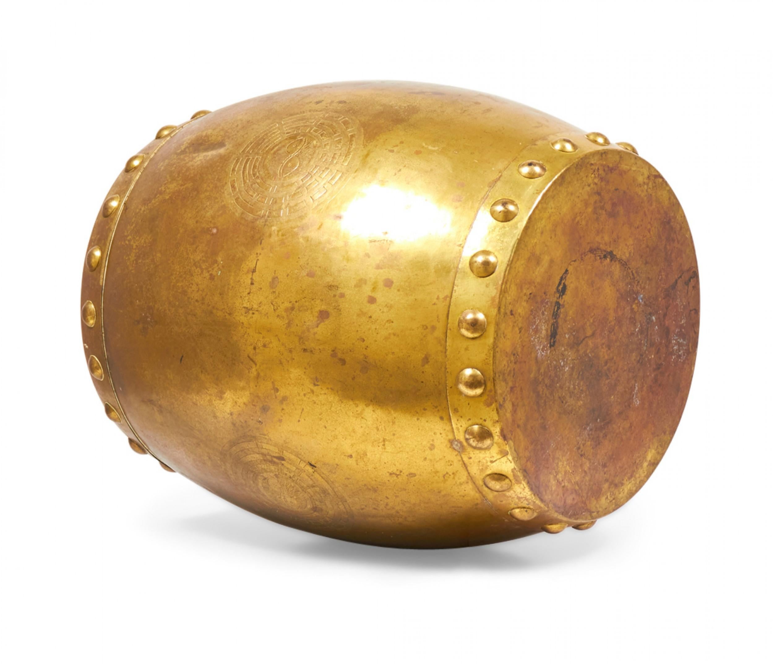 Tabouret de jardin chinois en métal doré en forme de tambour Bon état - En vente à New York, NY