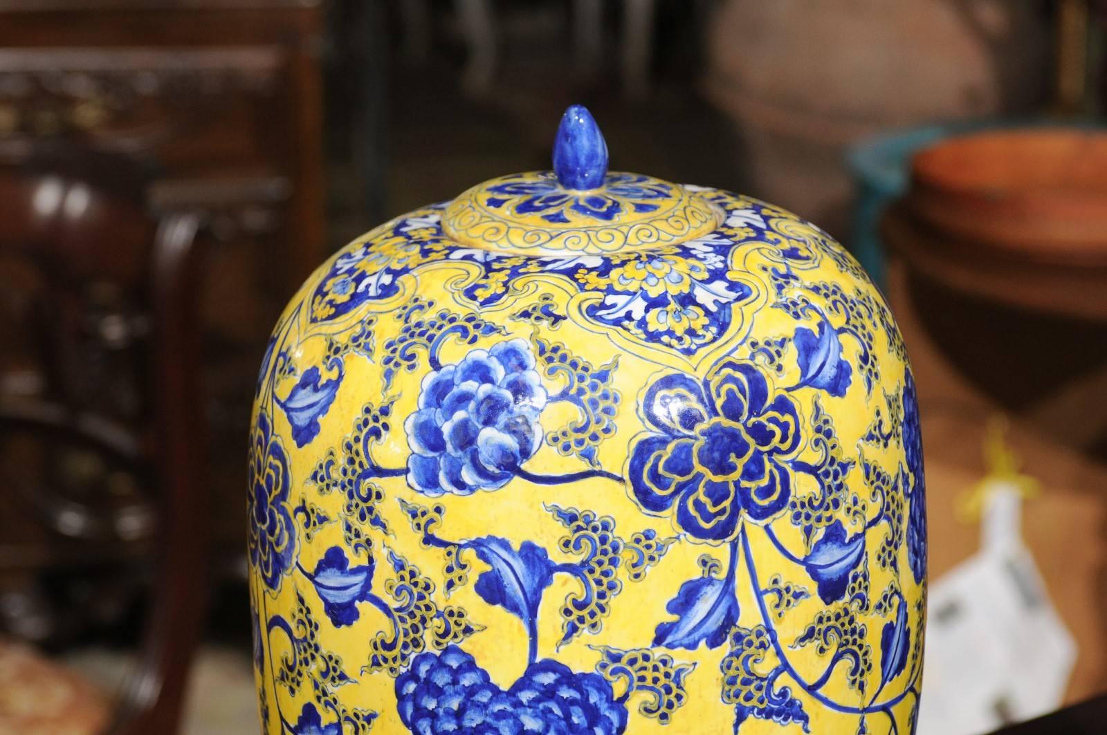 Chinese Ginger Jar In Excellent Condition For Sale In Chamblee, GA