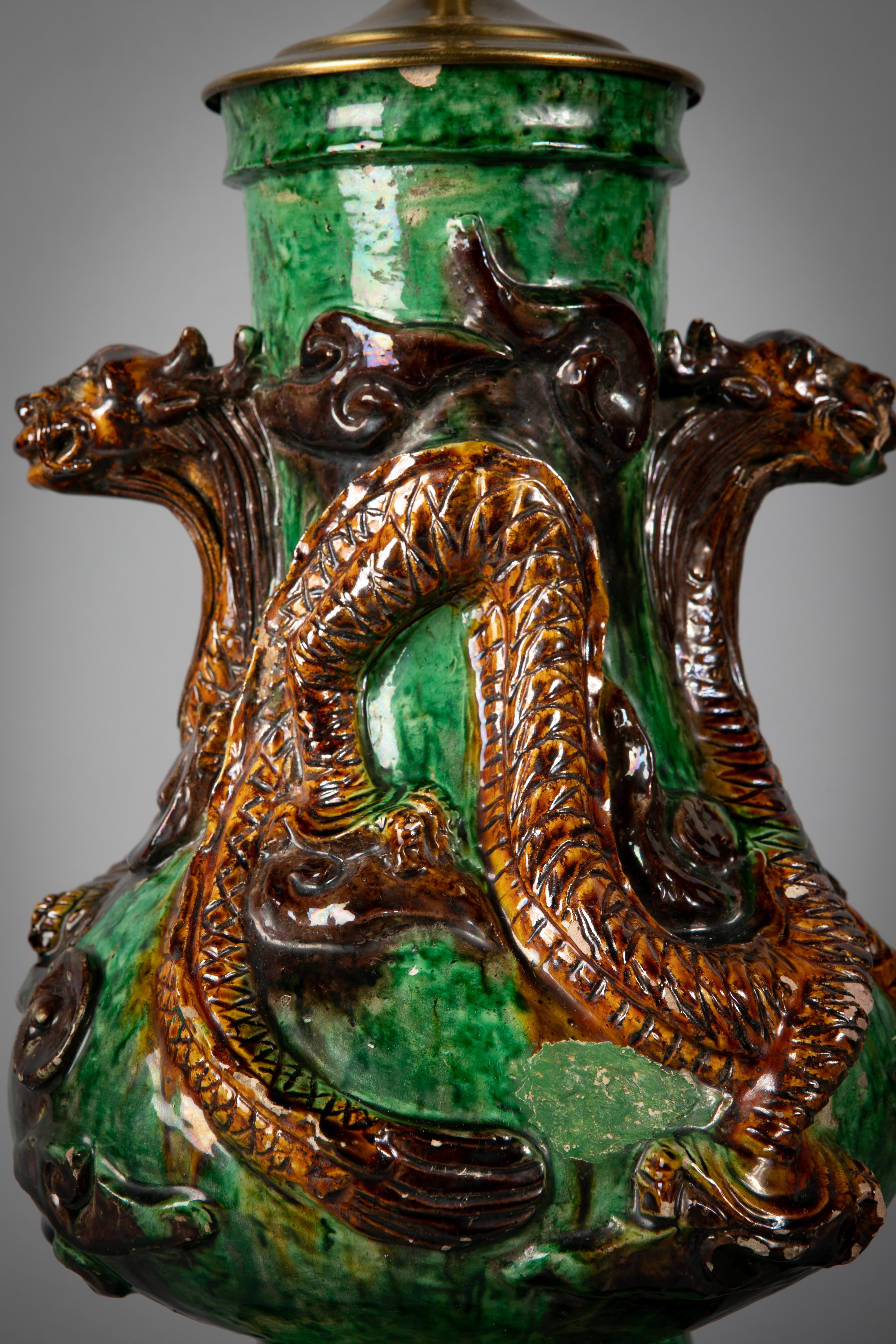 Chinois Vase en poterie vernissée chinoise monté en lampe, vers les années 1880 en vente