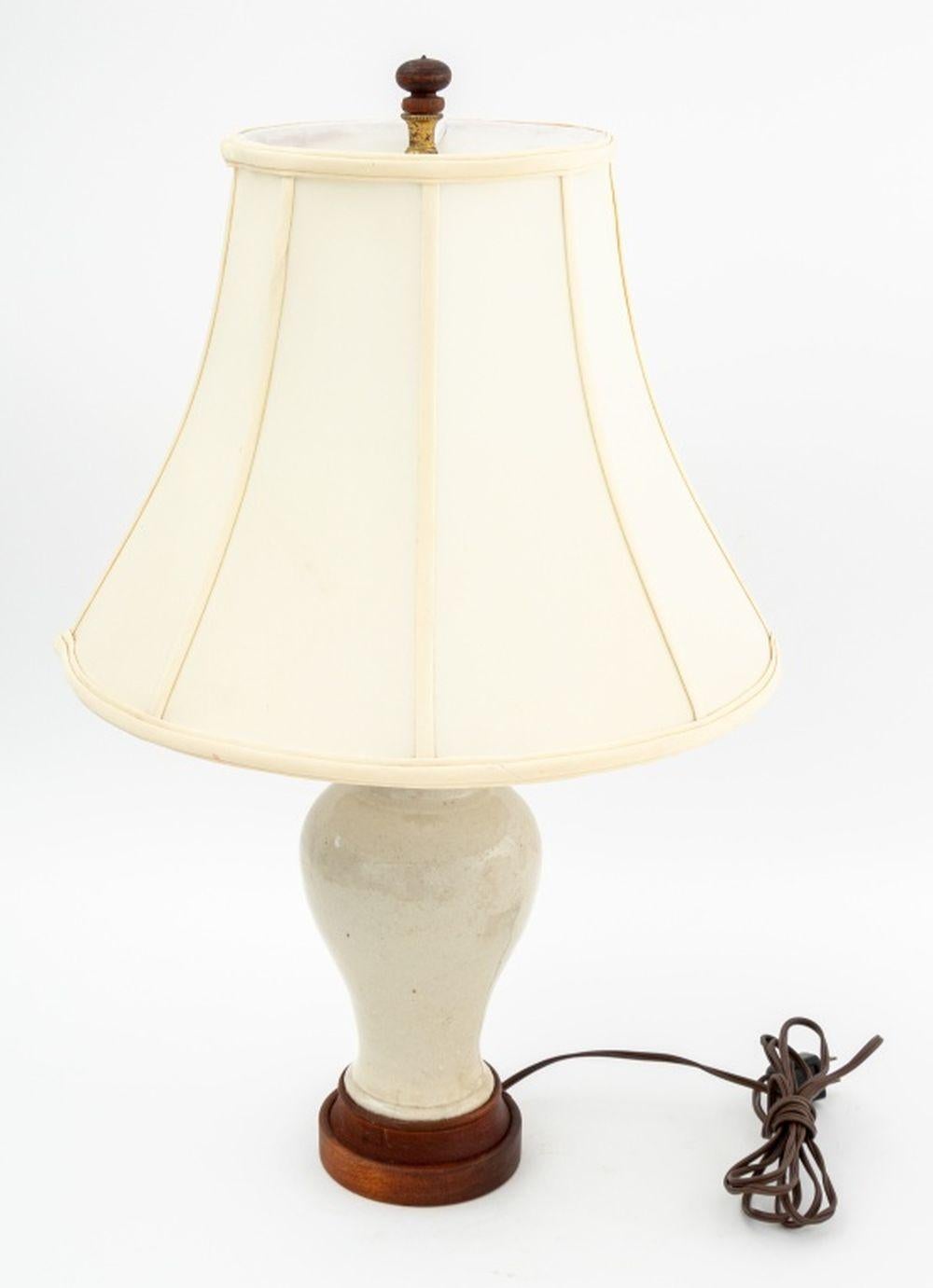 Vase chinois en grès émaillé monté en lampe de table, 20e siècle, monté sur une base en bois et avec un abat-jour en tissu blanc. En tout : 23