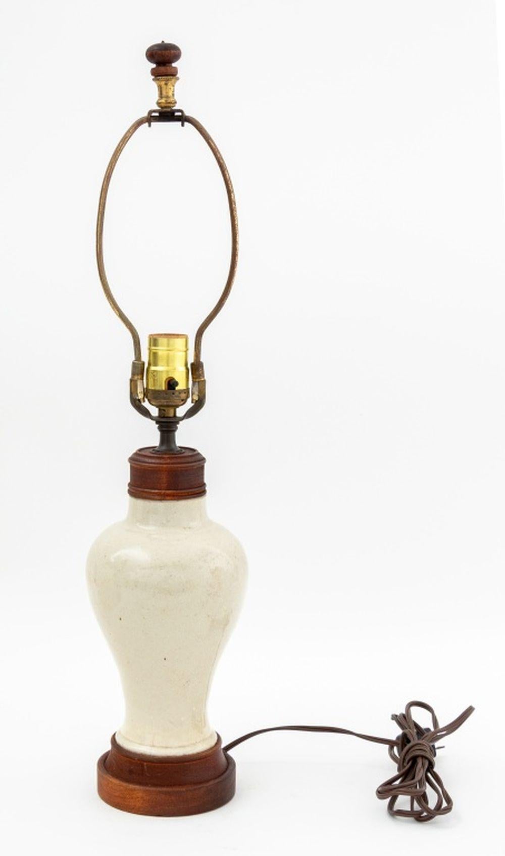 20ième siècle Vase en grès émaillé chinois en guise de lampe en vente