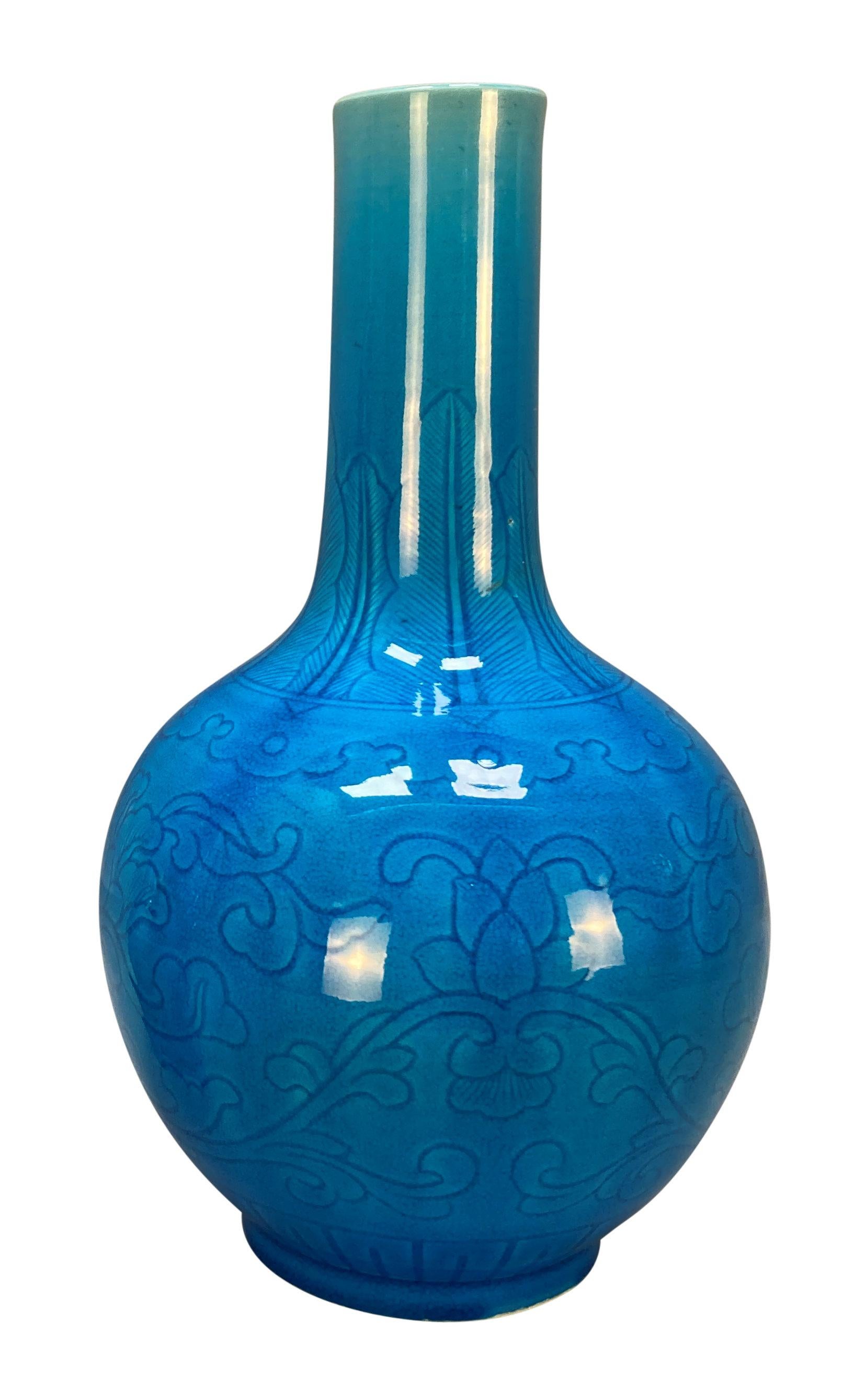 Chien de foo chinois émaillé turquoise et vase en forme de bulbe, avec décoration.