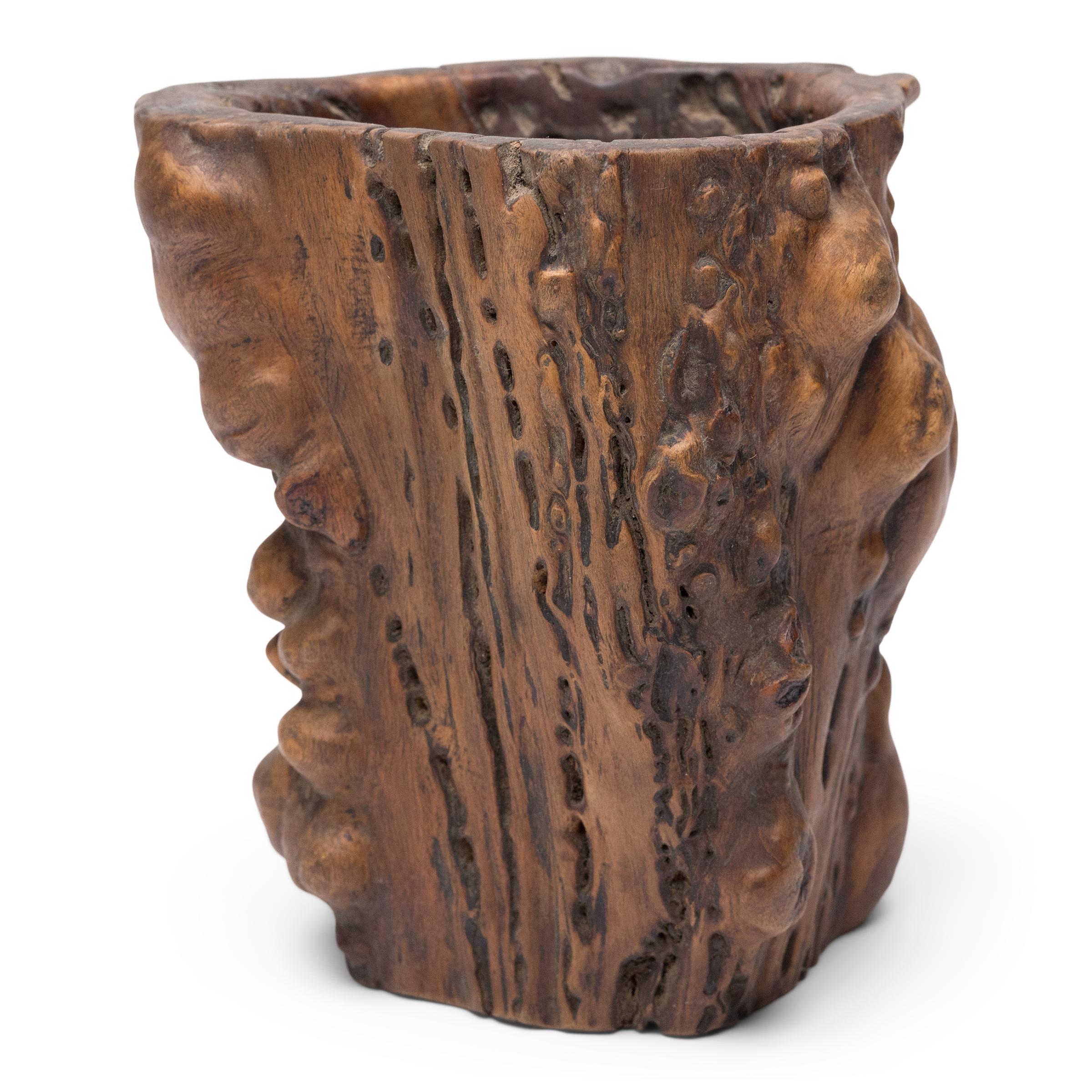 Placé à côté des quatre trésors de l'étude - le pinceau à calligraphie, l'encre, le papier et la pierre à encre - le pot à pinceau faisait partie intégrante du bureau de tout érudit traditionnel. Ce pot à pinceaux en bois datant du milieu du XIXe