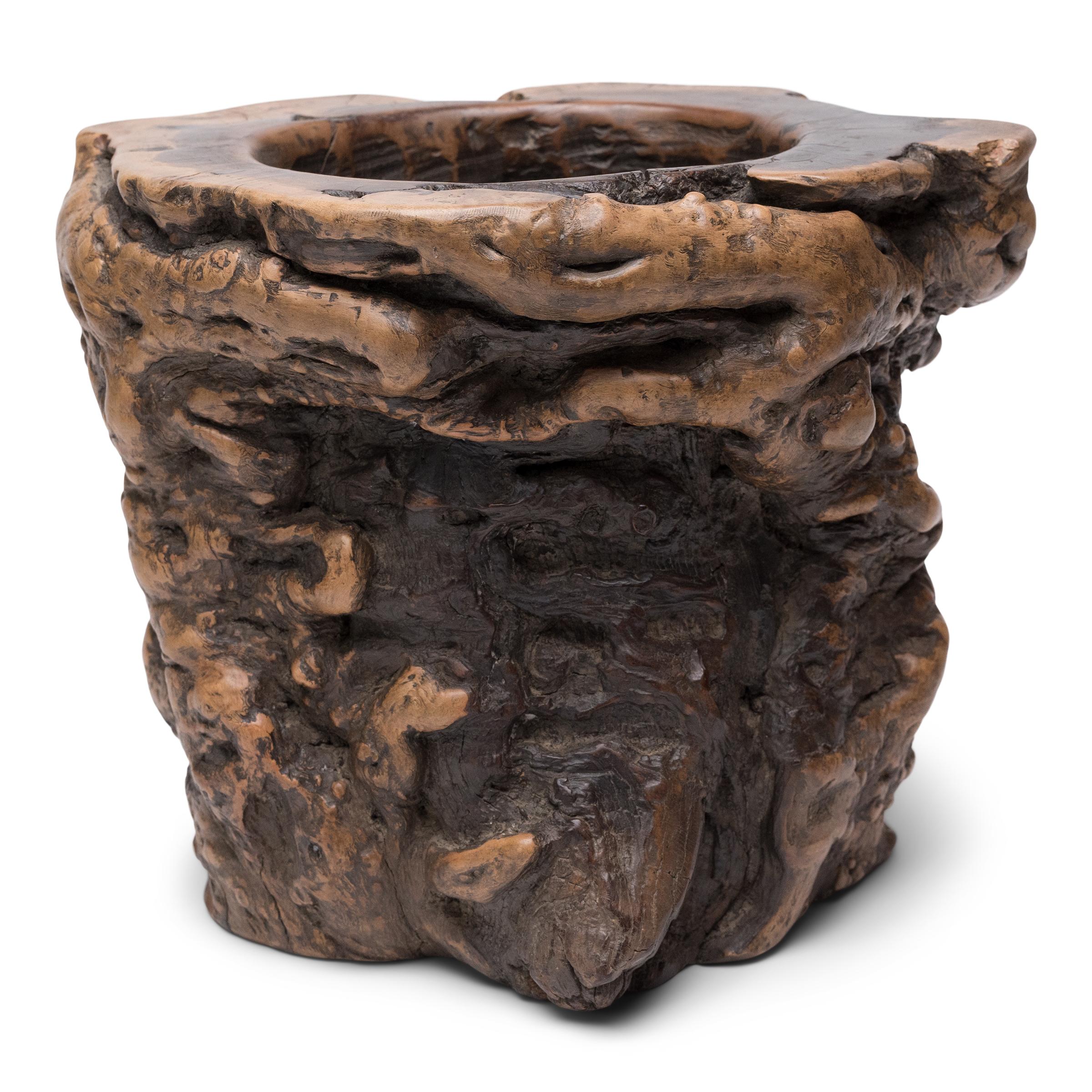 Placé à côté des quatre trésors de l'étude - le pinceau à calligraphie, l'encre, le papier et la pierre à encre - le pot à pinceau faisait partie intégrante du bureau de tout érudit traditionnel. Ce pot à pinceaux en bois de la fin du XIXe siècle a