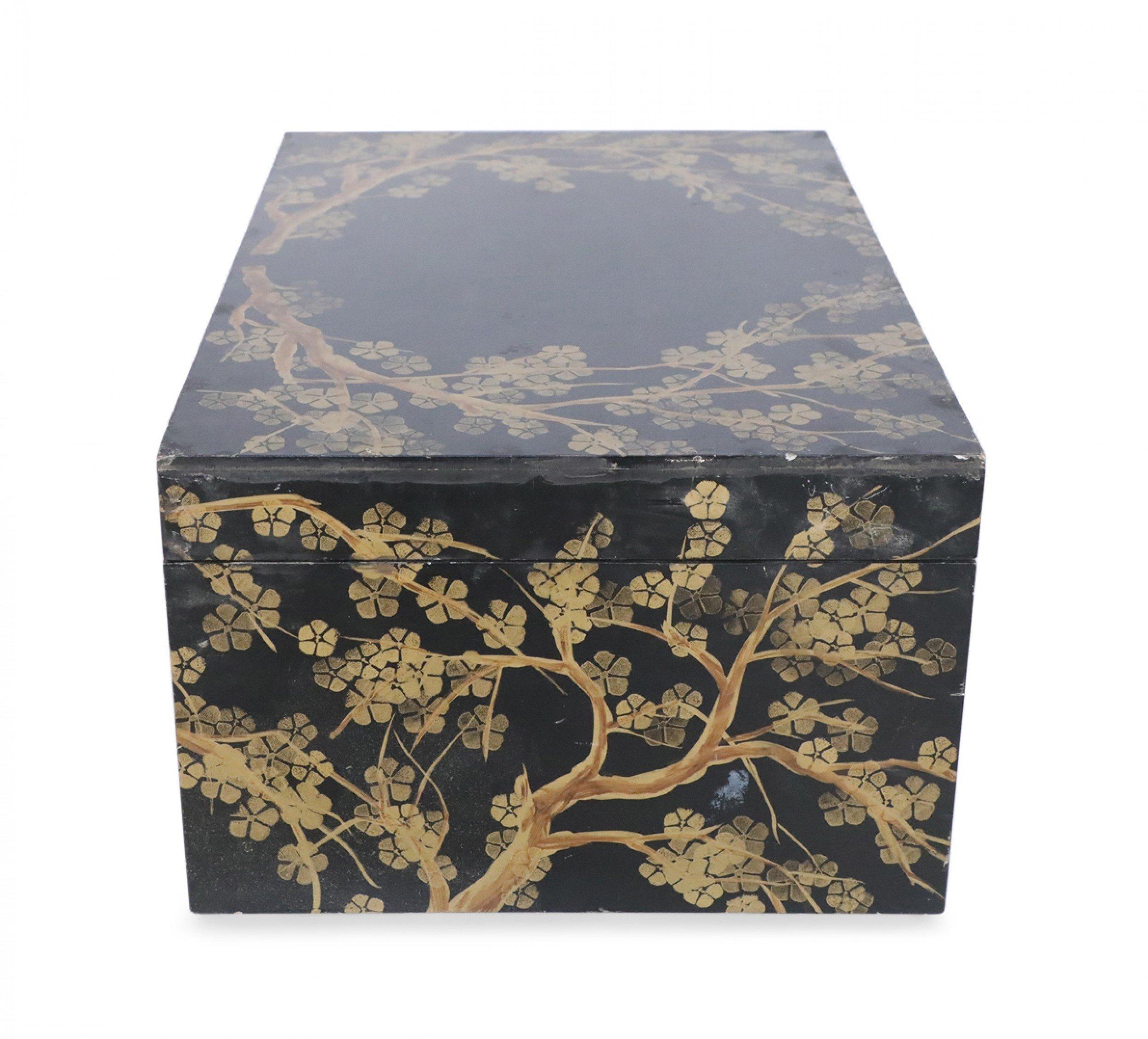 Chinesisches chinesisches Gold und Schwarz bemaltes Kirschblütenmotiv dekorative Schachtel (Chinesischer Export) im Angebot