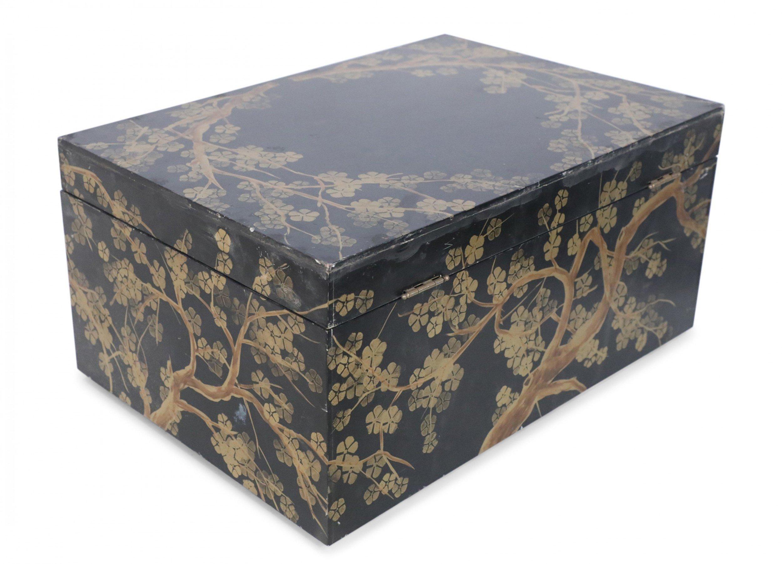 Chinesisches chinesisches Gold und Schwarz bemaltes Kirschblütenmotiv dekorative Schachtel (Gemalt) im Angebot