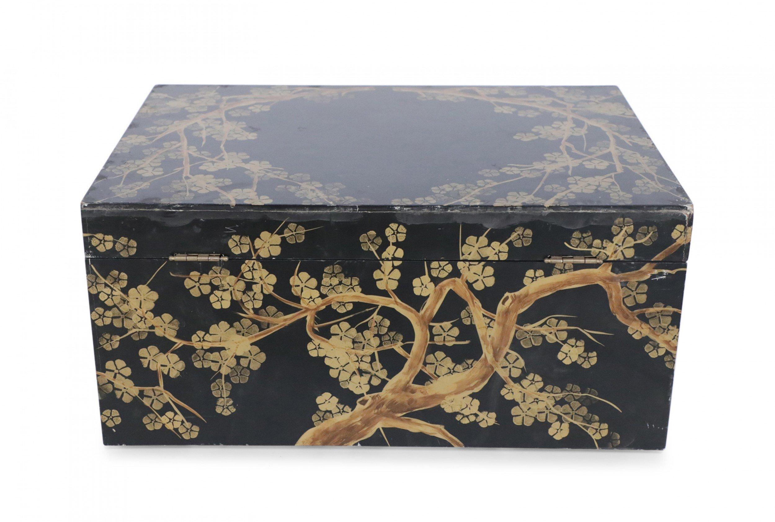 Chinesisches chinesisches Gold und Schwarz bemaltes Kirschblütenmotiv dekorative Schachtel im Zustand „Gut“ im Angebot in New York, NY
