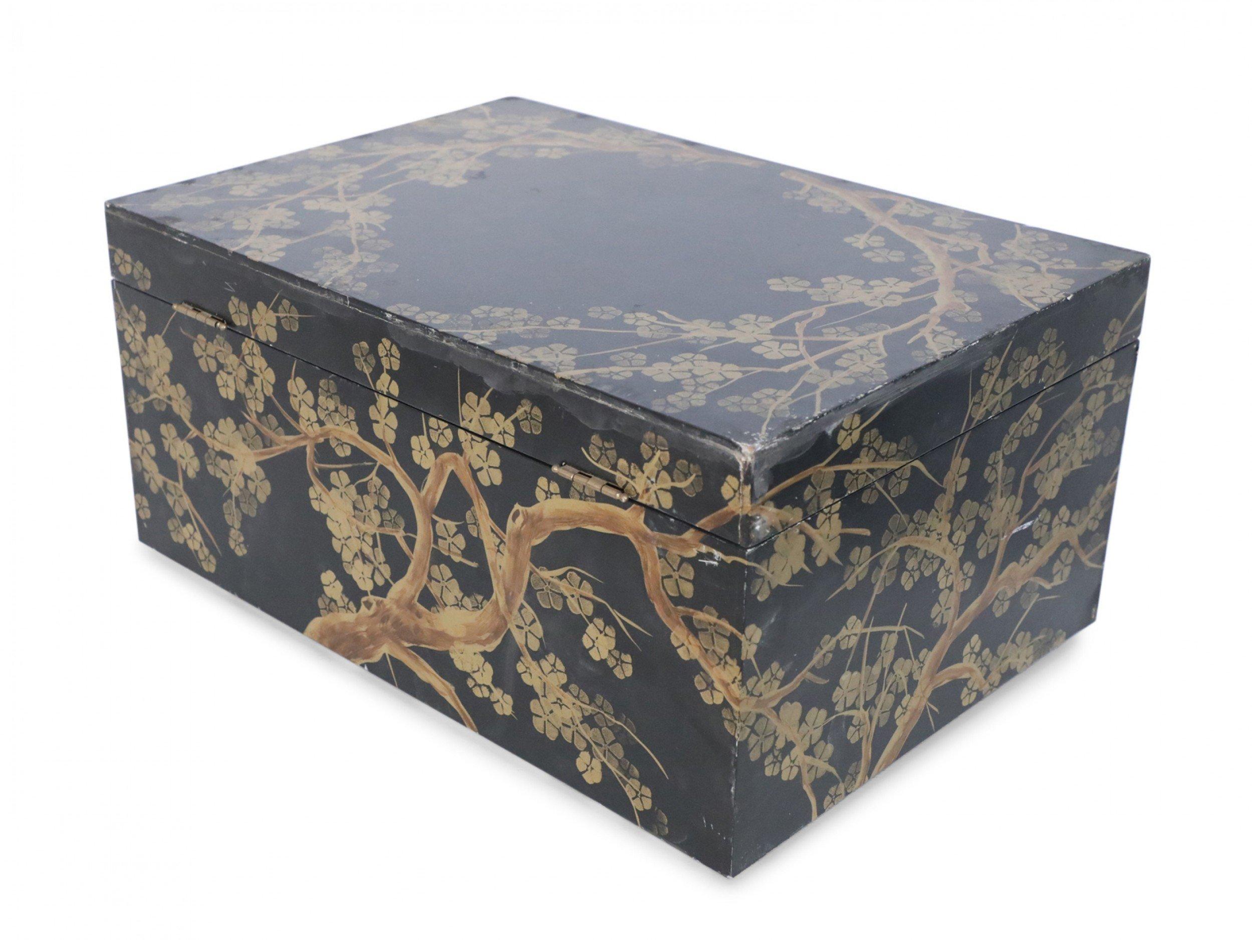 Chinesisches chinesisches Gold und Schwarz bemaltes Kirschblütenmotiv dekorative Schachtel (20. Jahrhundert) im Angebot