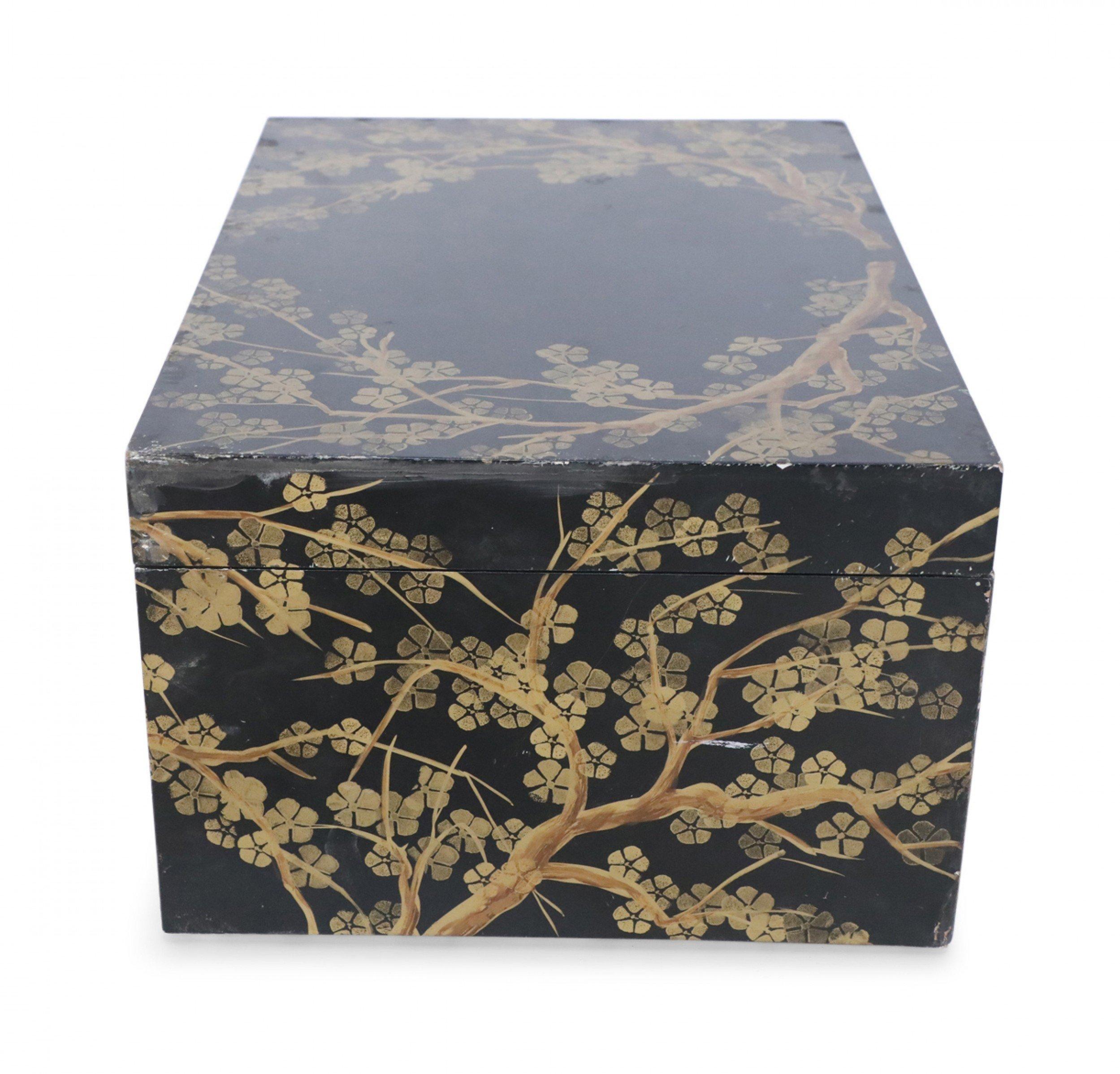 Chinesisches chinesisches Gold und Schwarz bemaltes Kirschblütenmotiv dekorative Schachtel (Metall) im Angebot