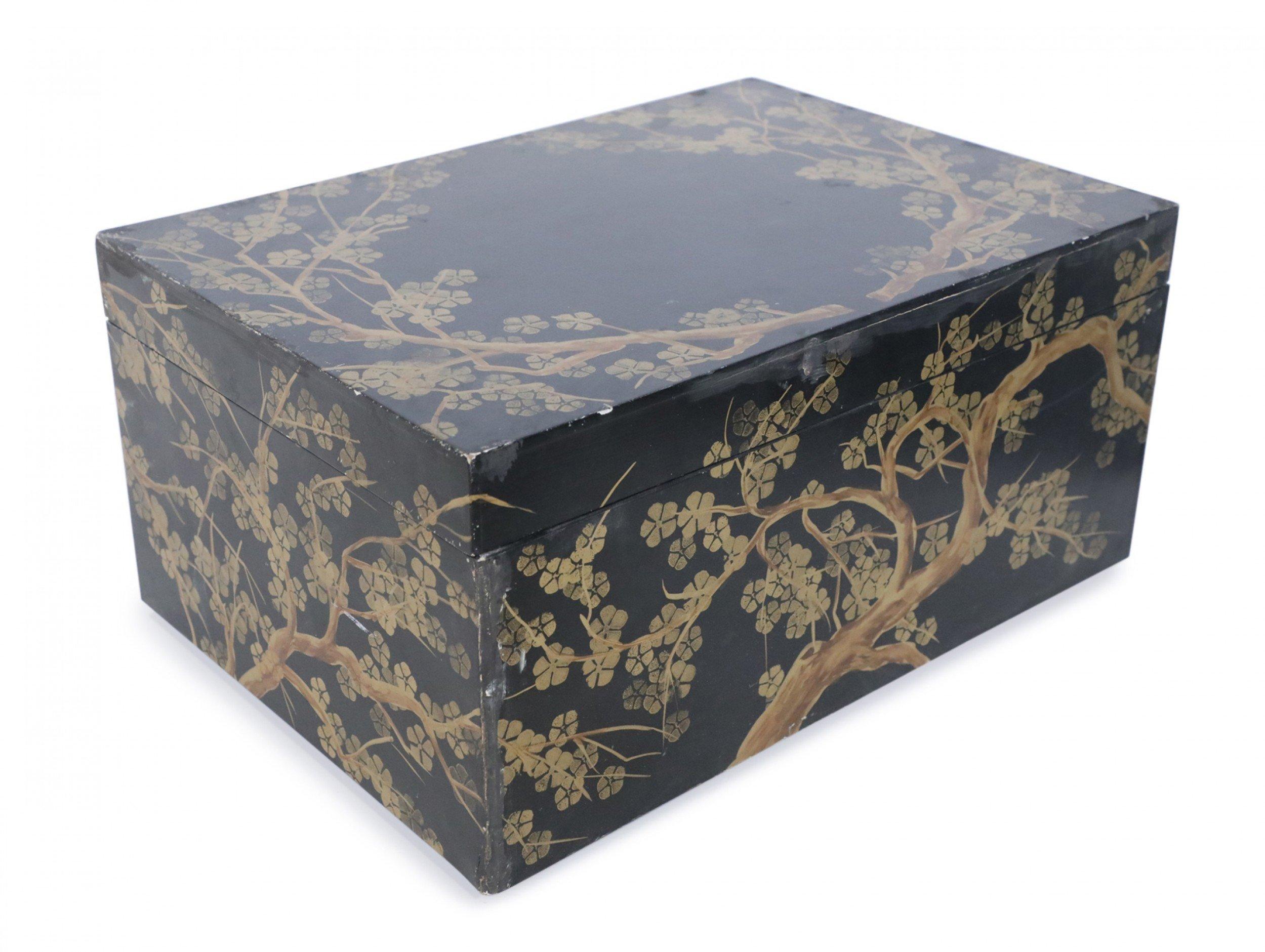 Chinesisches chinesisches Gold und Schwarz bemaltes Kirschblütenmotiv dekorative Schachtel im Angebot 1