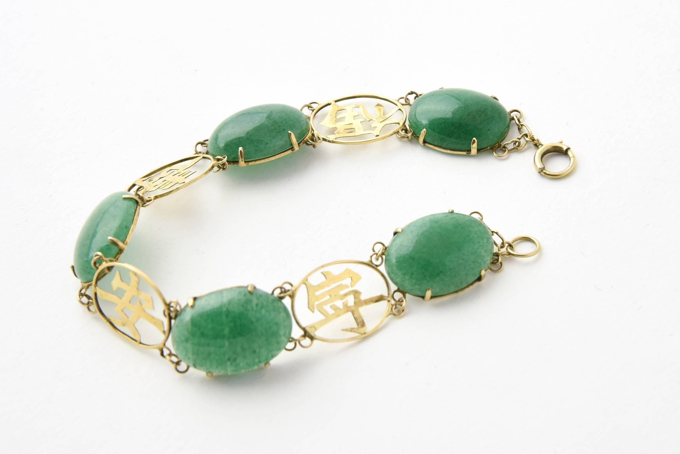 Chinese Gold Characters Aventurine Quartz Gold Bracelet In Good Condition For Sale In Miami Beach, FL