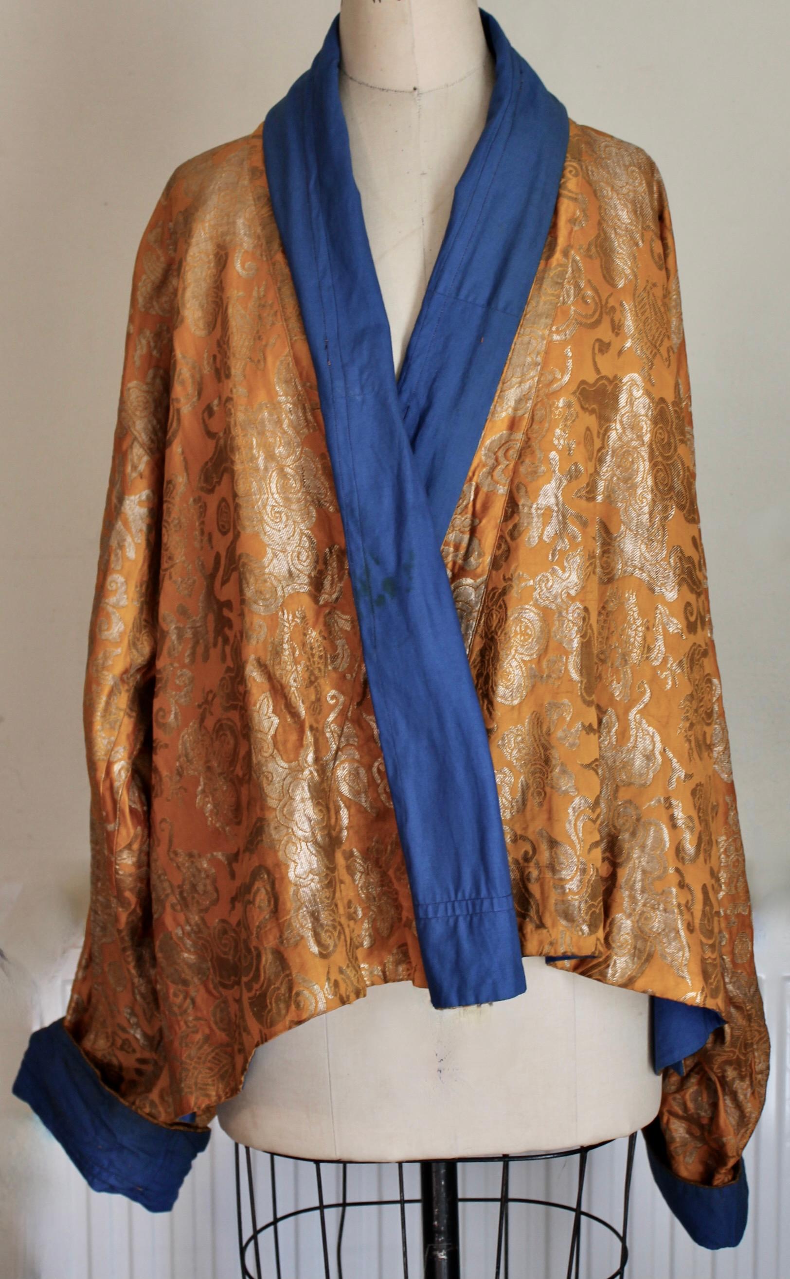 Chinese silk damask Kimono style jacket embroidered with gold metallic thread, 1950's.
Overall length 27